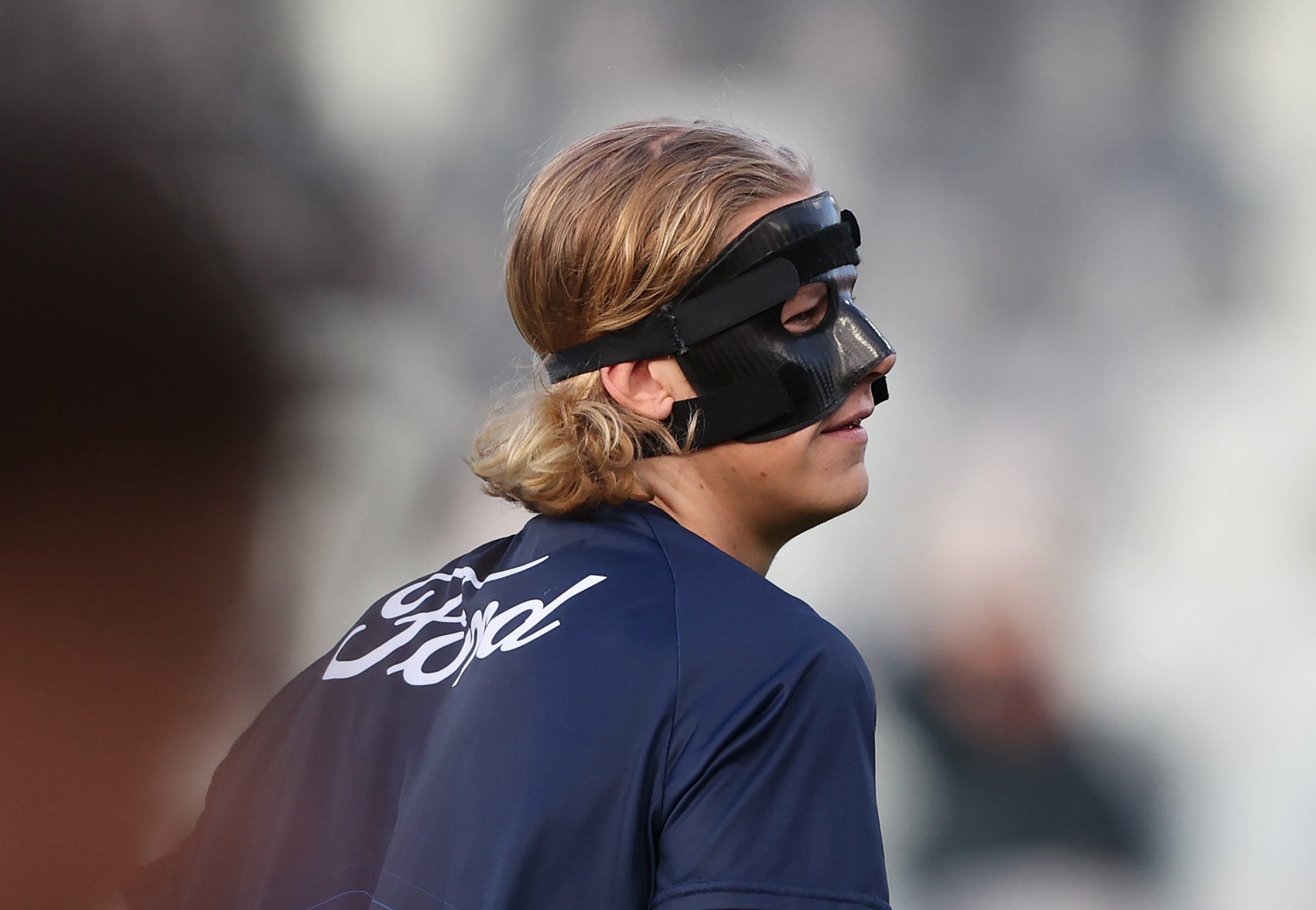 Sam De Koning debuts his protective face mask ahead of Geelong's match with GWS.