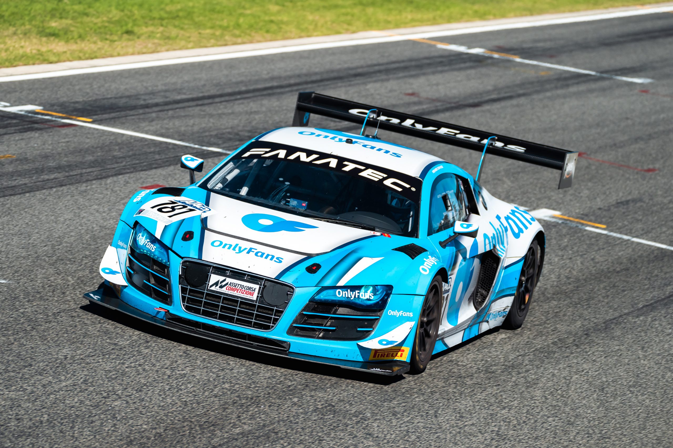 Gracie was the sole GT Trophy entry in Perth, finishing 12th and 15th overall in a slower GT3 car.