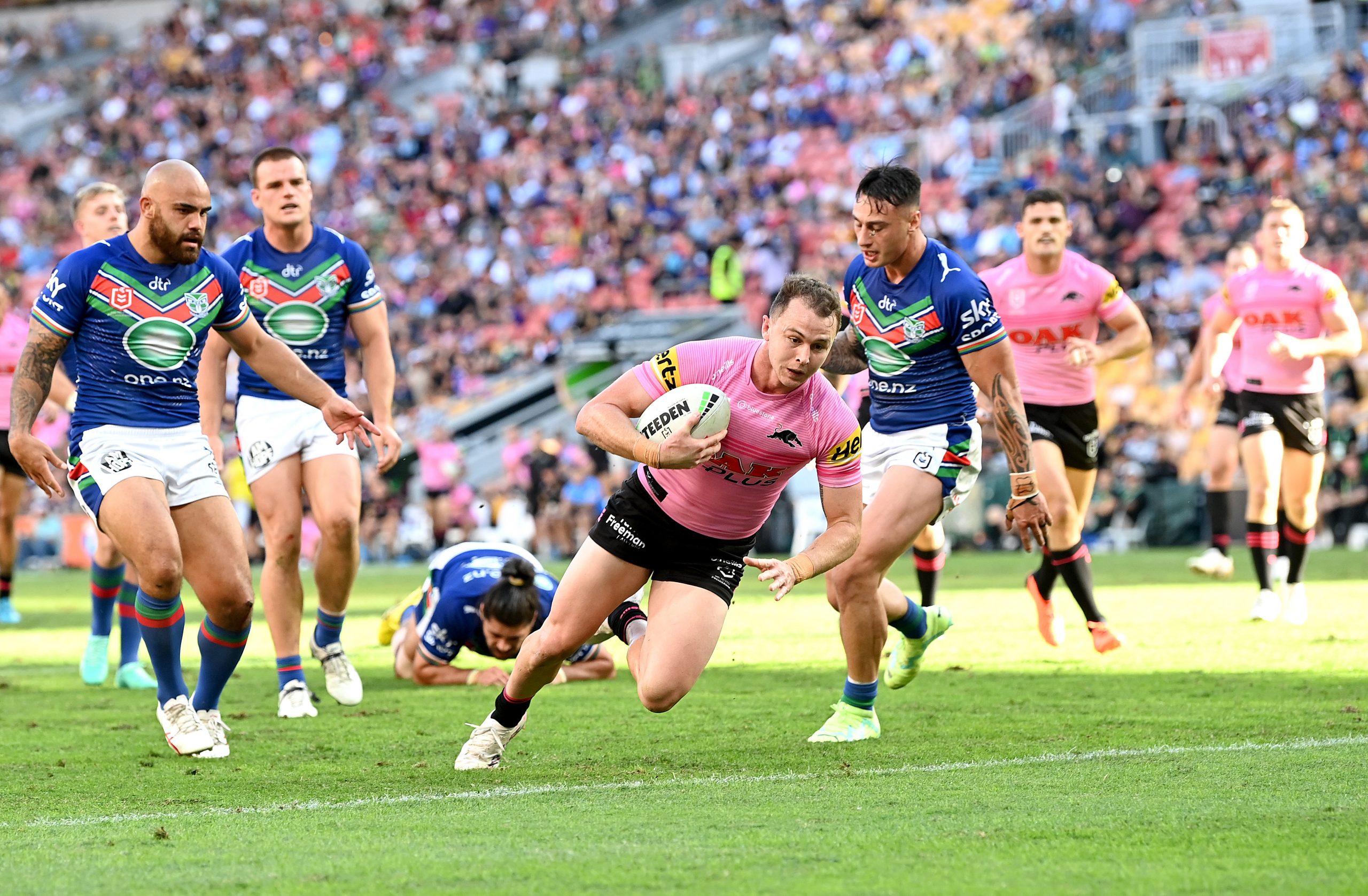 BRISBANE, AUSTRALIA - MAY 06: Dylan Edwards of the Panthers scores a try during the round 10 NRL match between the New Zealand Warriors and Penrith Panthers at Suncorp Stadium on May 06, 2023 in Brisbane, Australia. (Photo by Bradley Kanaris/Getty Images)