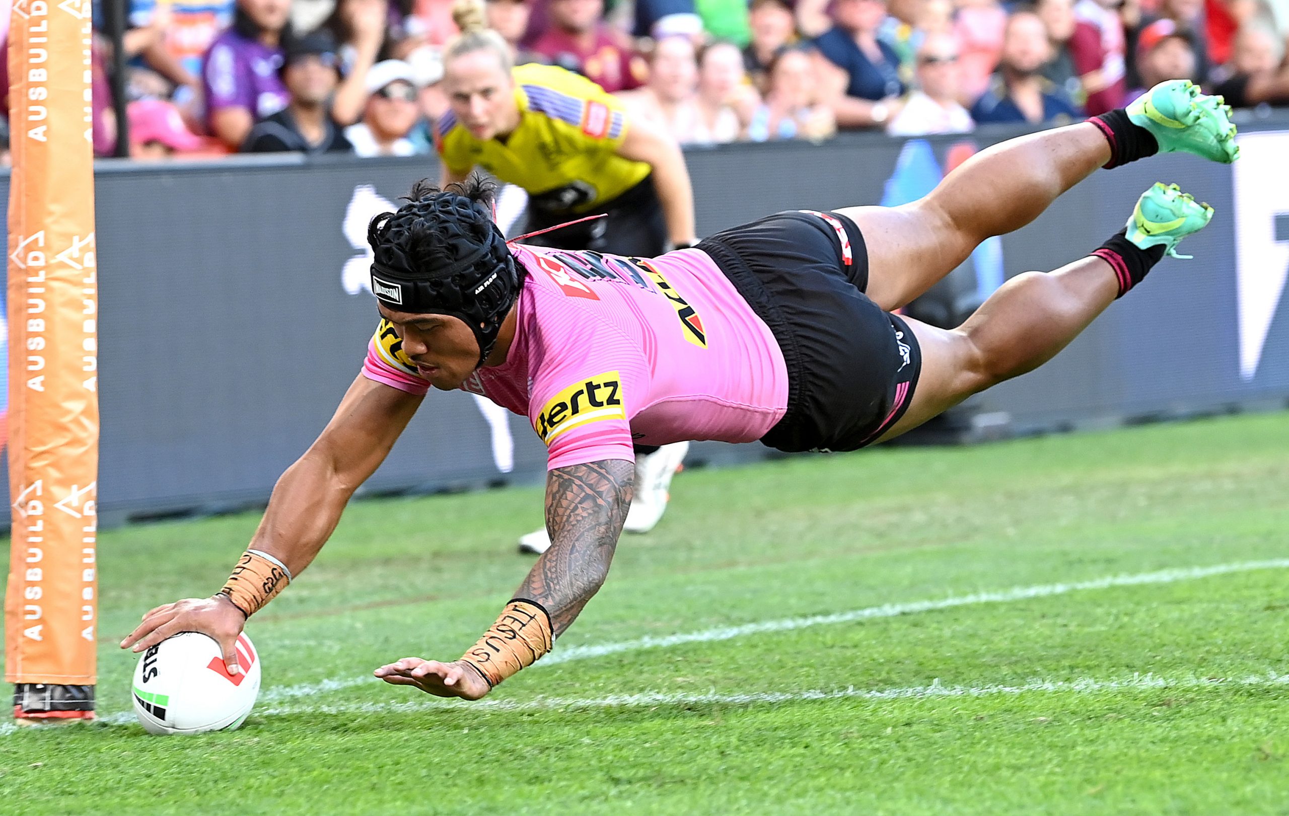 Brian To'o of the Panthers scores a try during the round 10 NRL match between the New Zealand Warriors and Penrith Panthers at Suncorp Stadium on May 06, 2023 in Brisbane, Australia. (Photo by Bradley Kanaris/Getty Images)