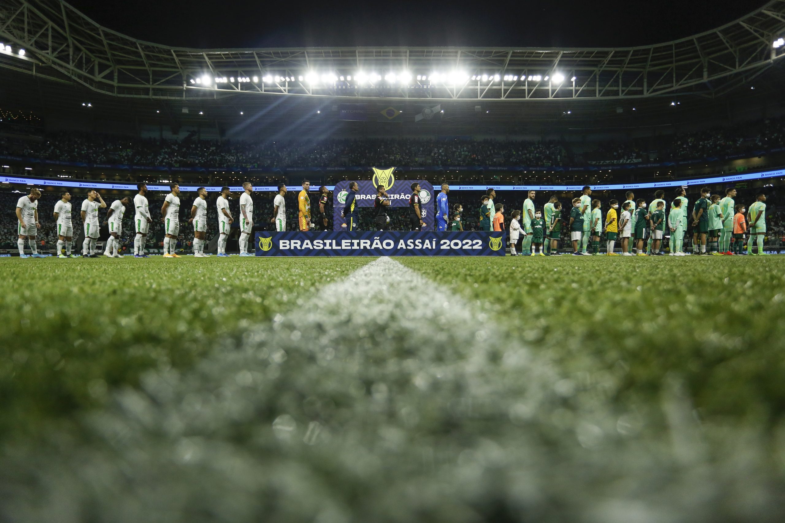Players of Juventude and Palmeiras line up before the match between Palmeiras and Juventude as part of Brasileirao Series A 2022 at Allianz Parque on September 10, 2022 in Sao Paulo, Brazil. (Photo by Ricardo Moreira/Getty Images)