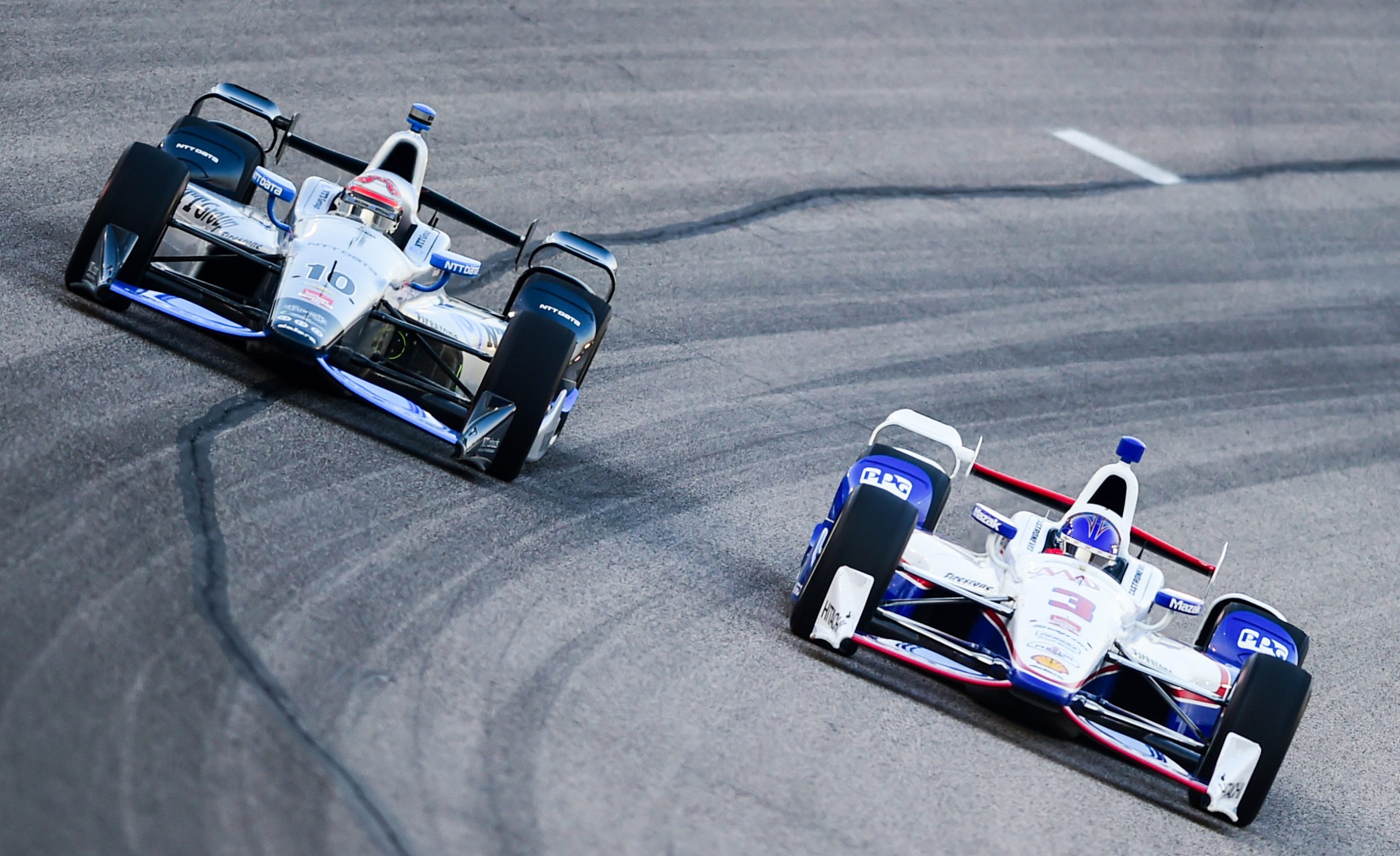 Helio Castroneves (No.3) races side-by-side with Tony Kanaan (No.10) at Texas Motor Speedway in 2015.