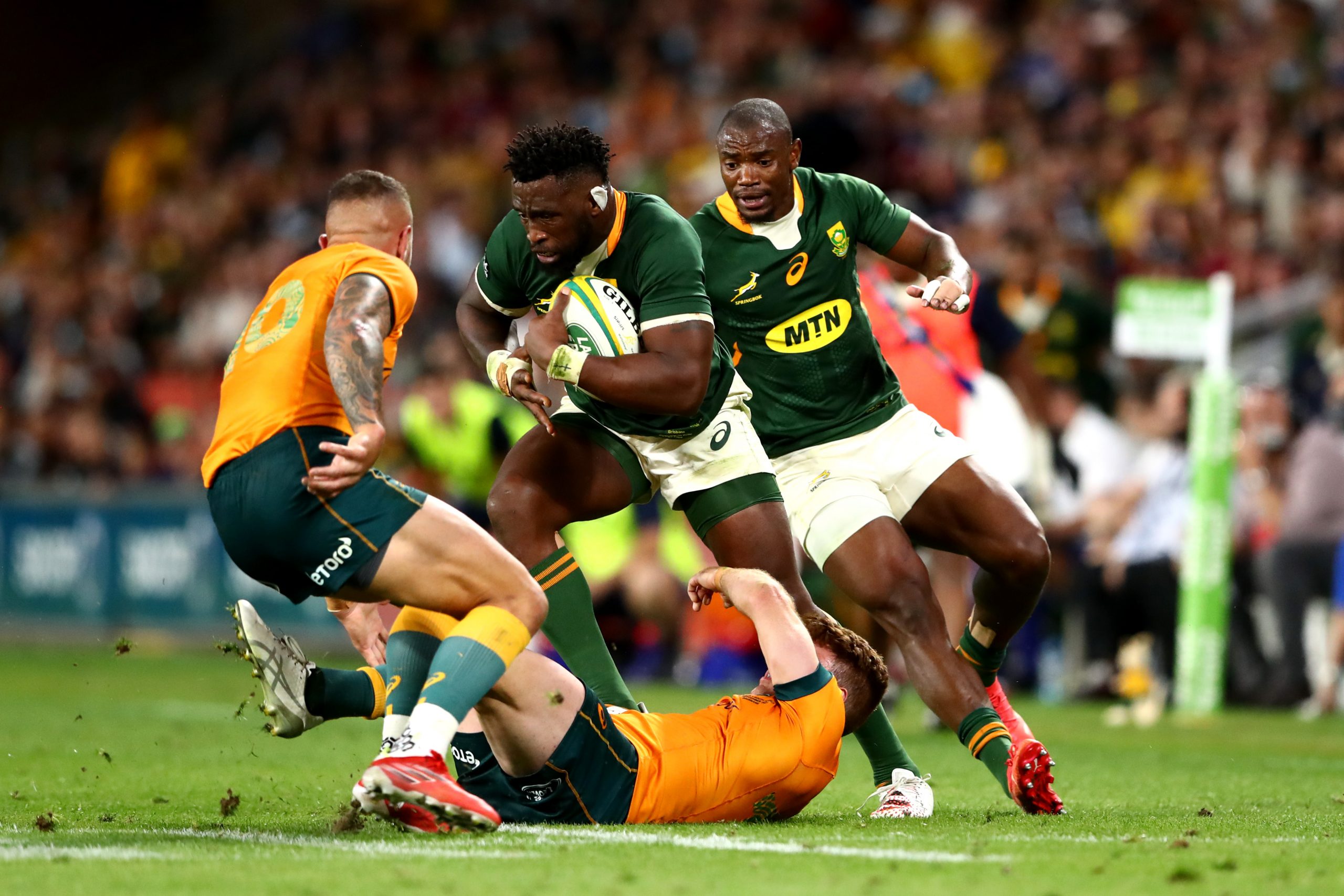 Siya Kolisi of South Africa charges forward at Suncorp Stadium.