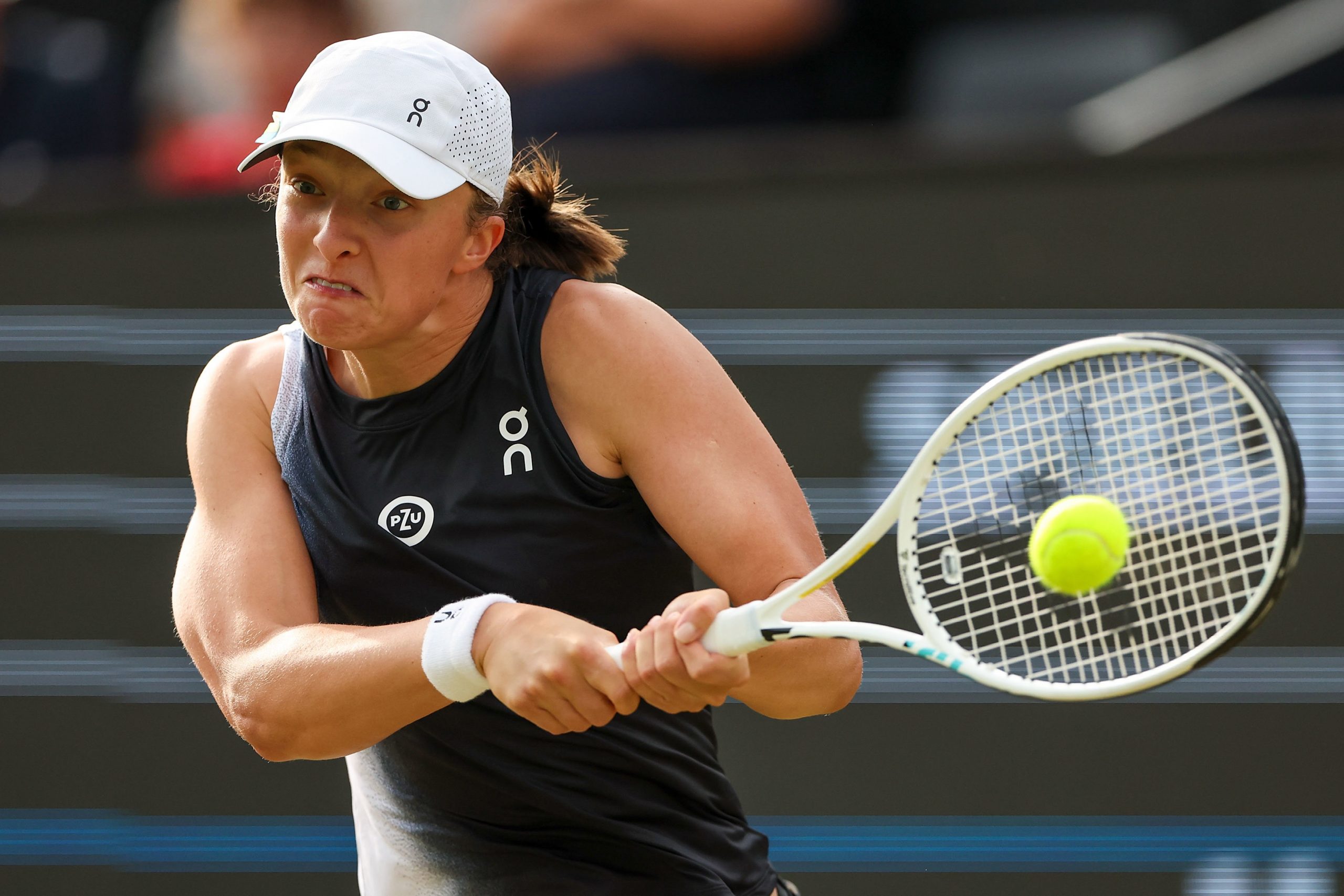 Iga Swiatek plays a backhand against Anna Blinkova. Photo: Joaquim Ferreira/dpa