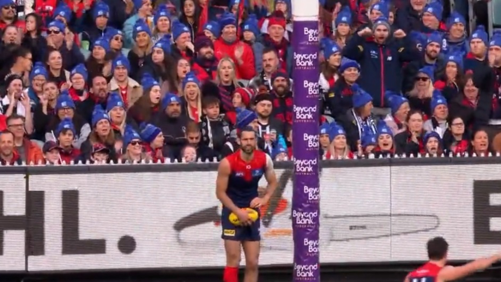 Grundy bizarrely booed by Pies fans
