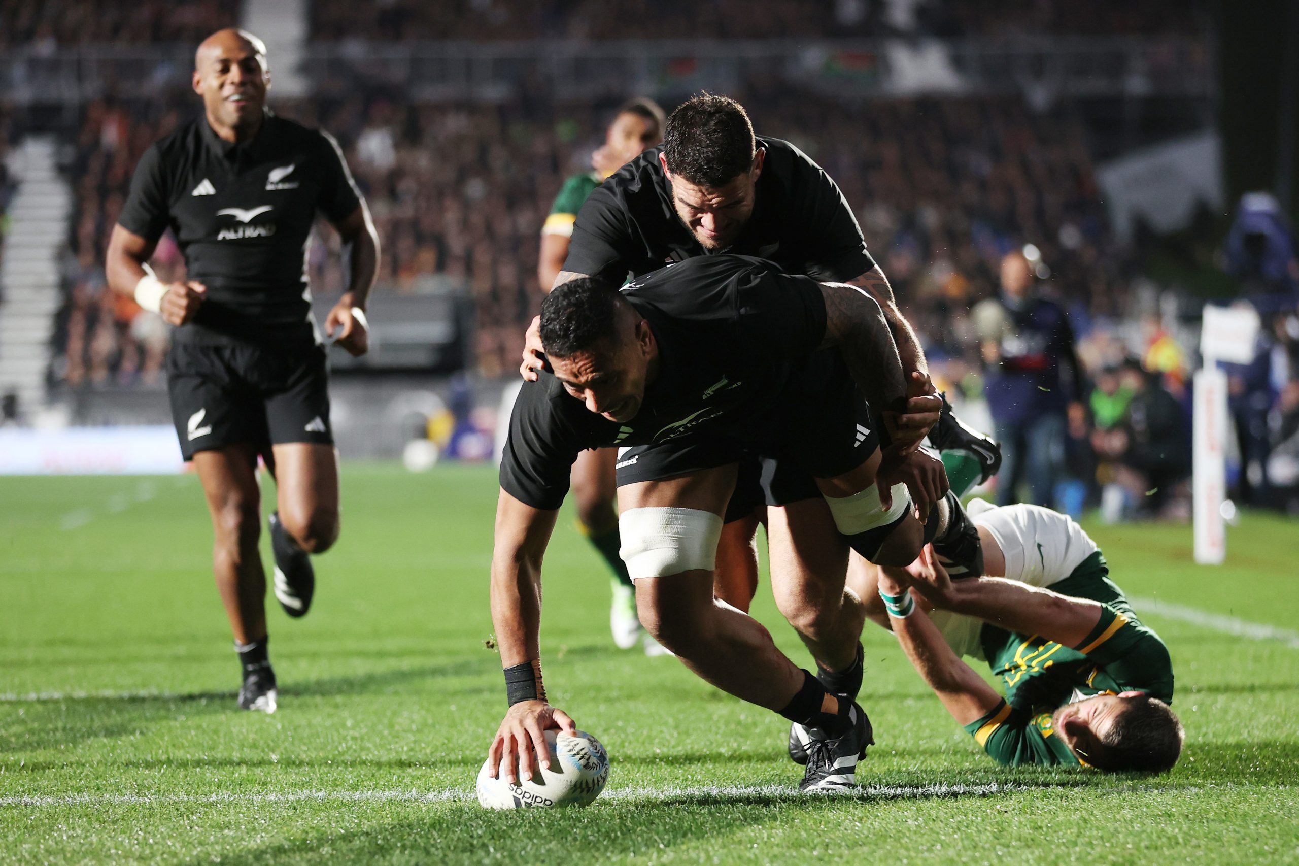 Shannon Frizell scores a try during the Rugby Championship match between the All Blacks and Springboks at Mt Smart Stadium.