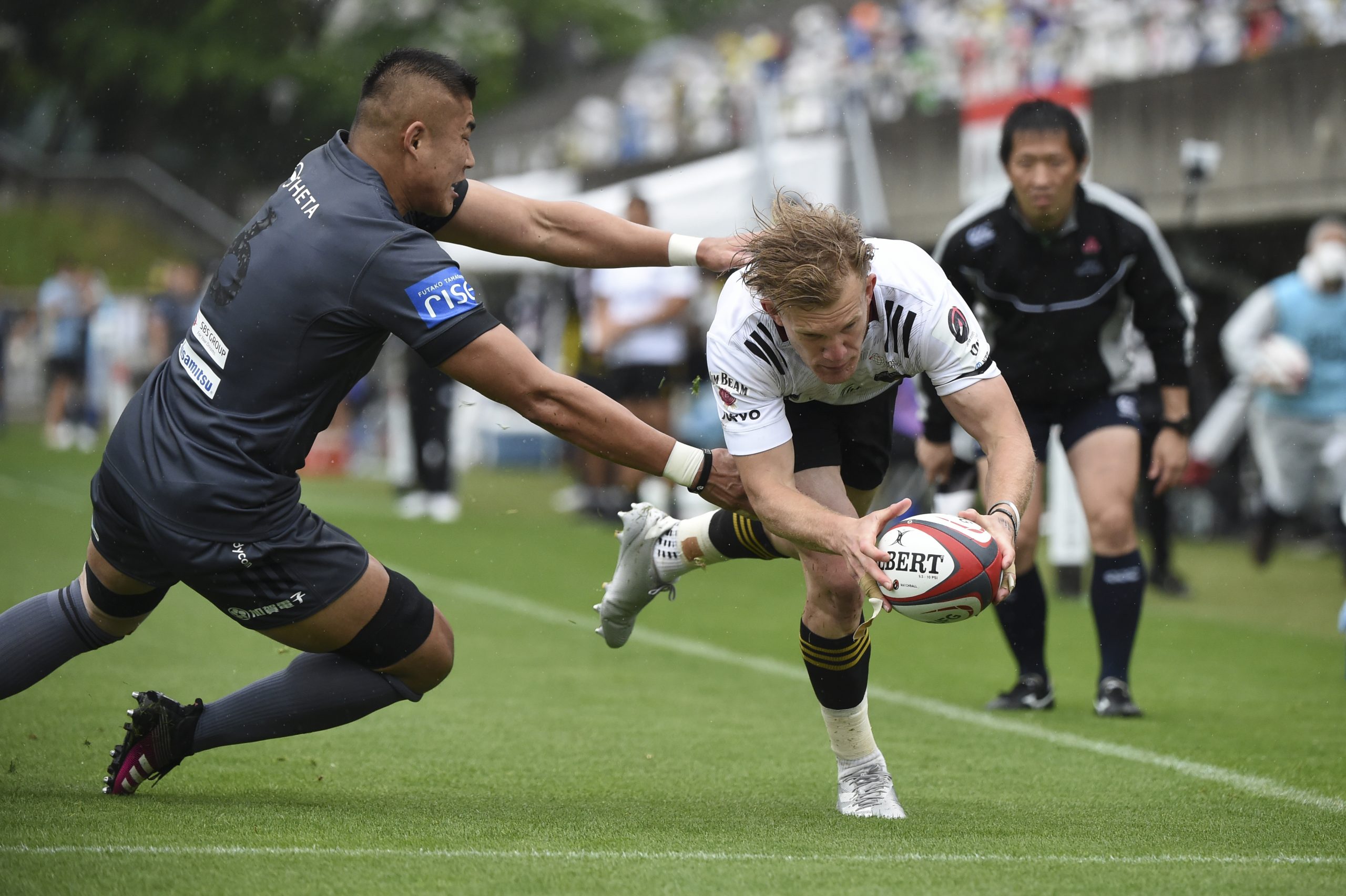 Damian McKenzie of Tokyo Sungoliath scores a try during the Japan Rugby League One match against the BlackRams Tokyo at Prince Chichibu Memorial Rugby Ground.