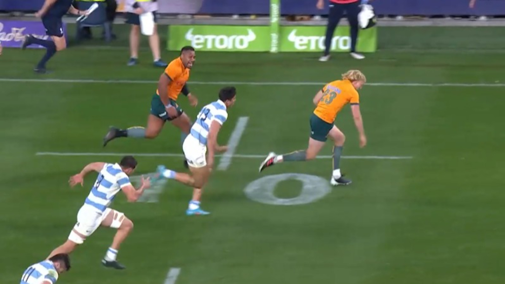 Pumas win foot race to snag runaway Wallabies star