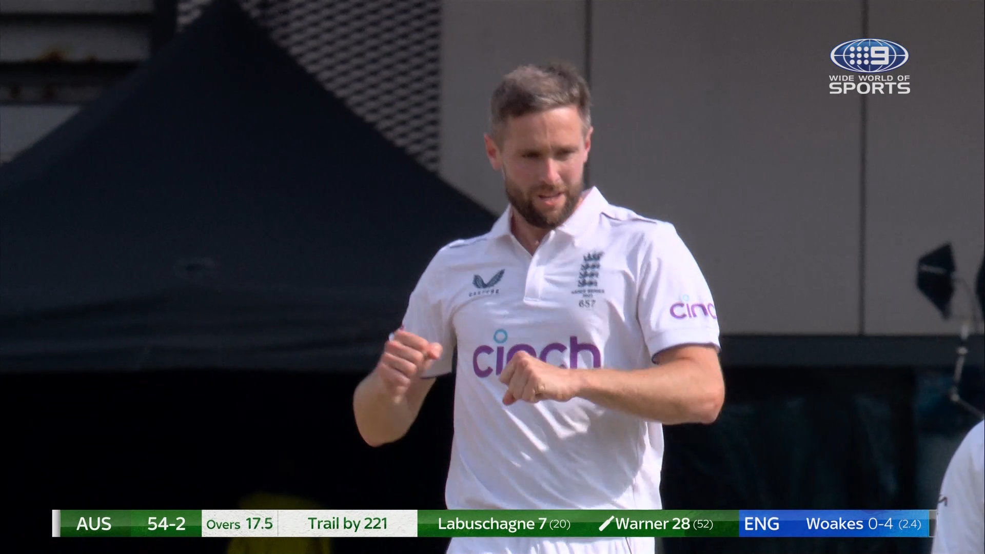 Woakes strikes as Warner gets in a muddle