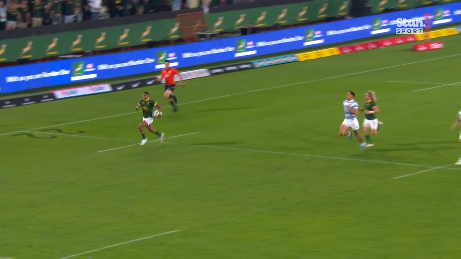 Faf de Klerk pounces on loose ball