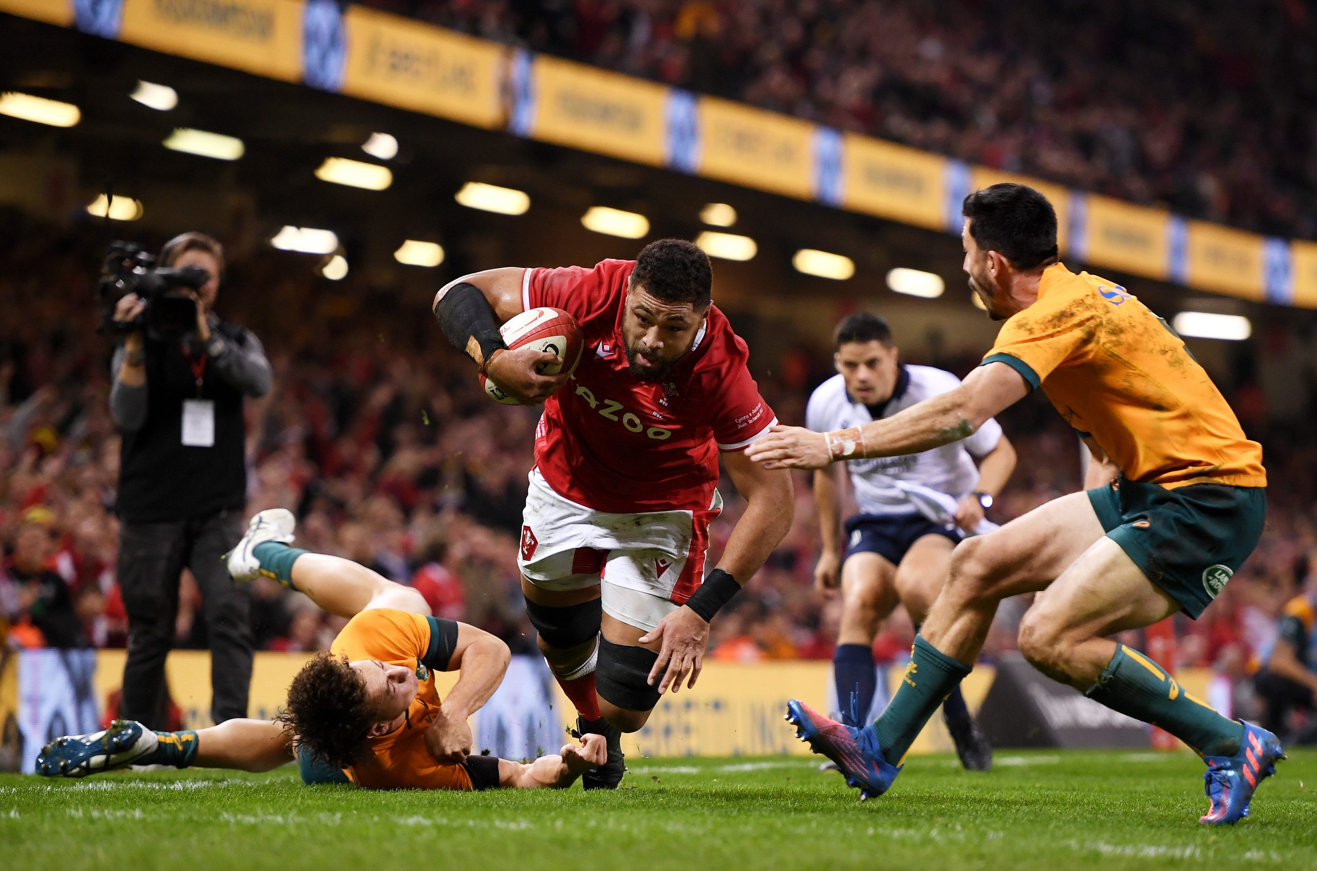 Taulupe Faletau of Wales goes over to score.