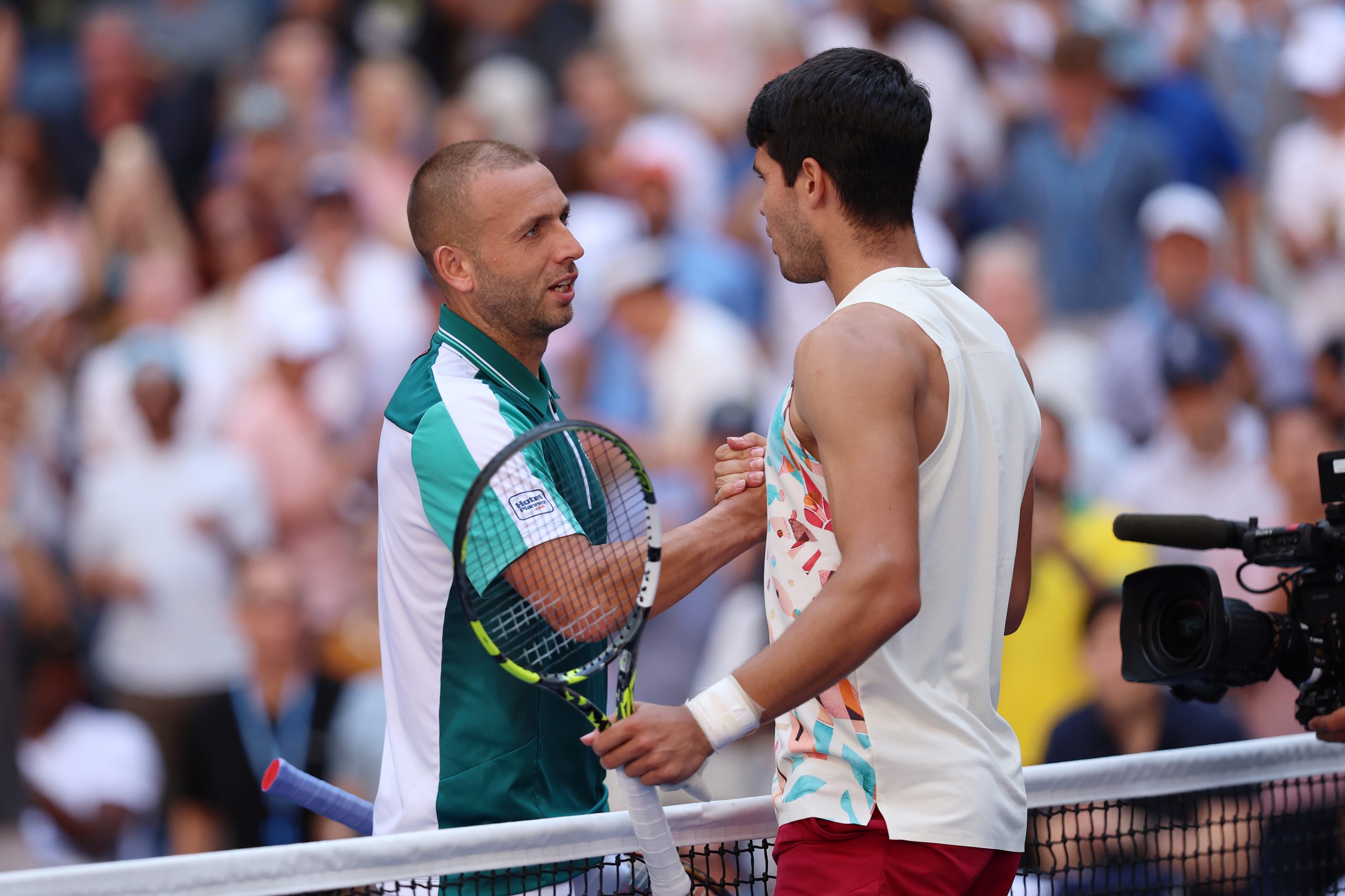 Daniel Evans (L) of Great Britain shakes hands with Carlos Alcaraz of Spain after being defeated in their Men's Singles Third Round match on Day Six of the 2023 US Open at the USTA Billie Jean King National Tennis Center on September 02, 2023 in the Flushing neighborhood of the Queens borough of New York City. (Photo by Clive Brunskill/Getty Images)