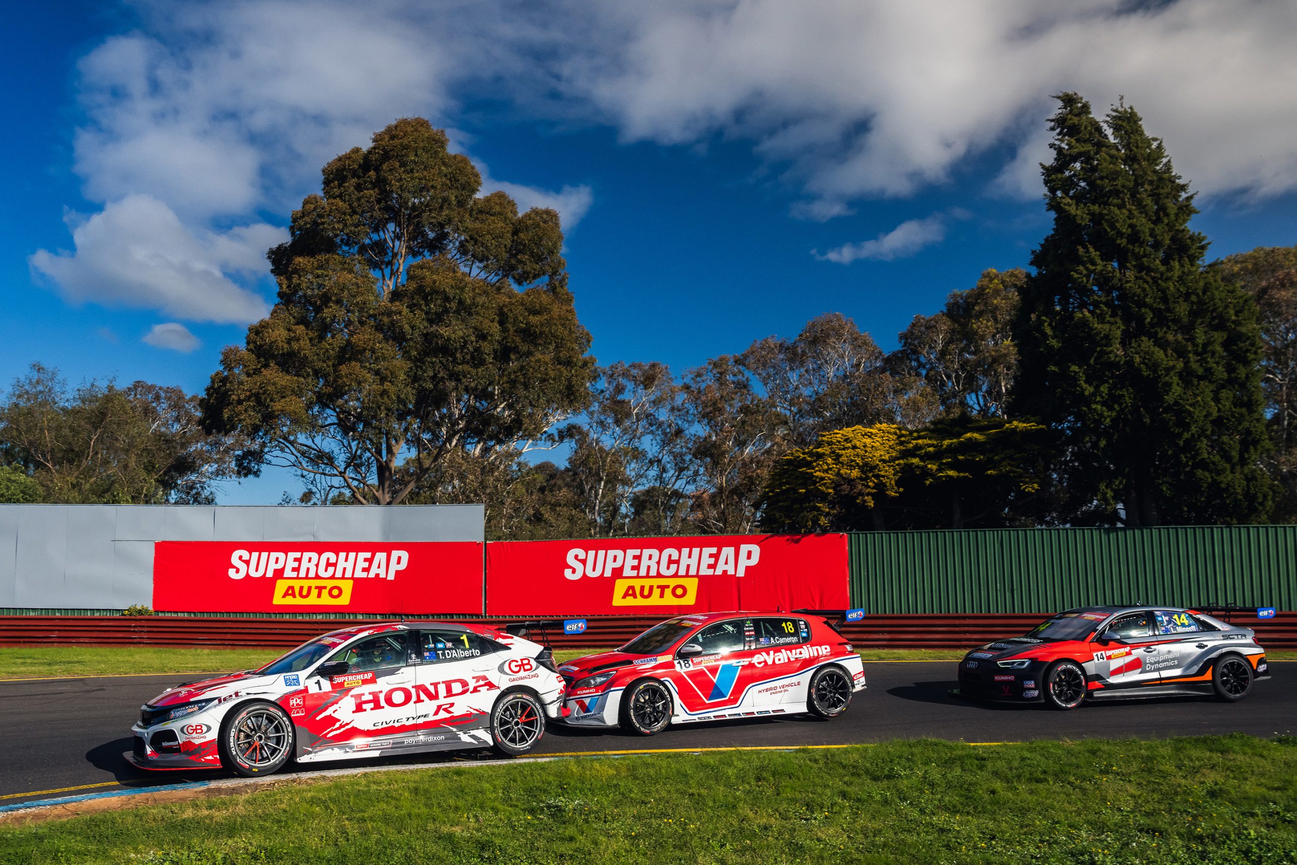 D'Alberto defends the lead in his Honda Civic Type R.