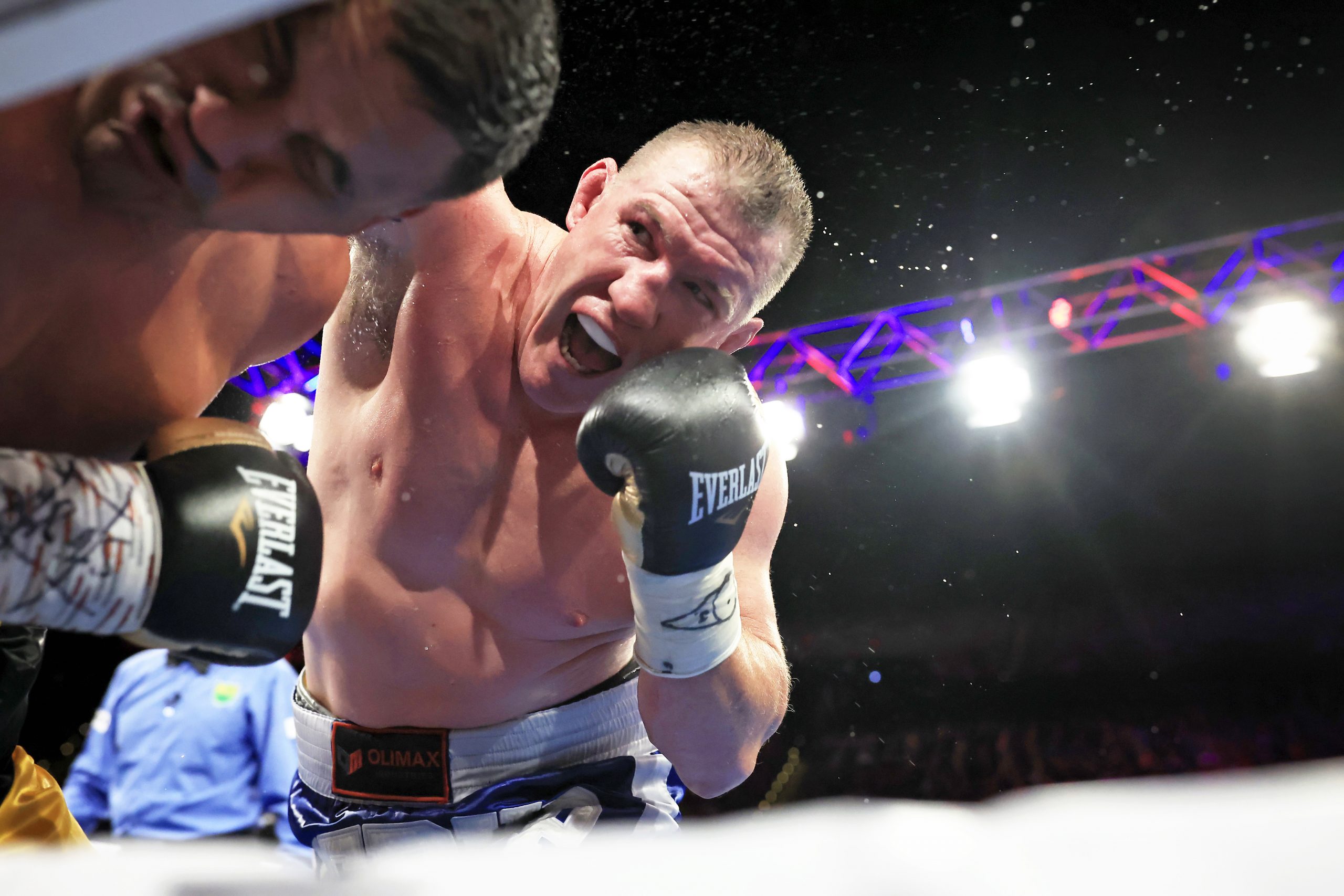 Paul Gallen throws a punch during his fight with Justin Hodges.