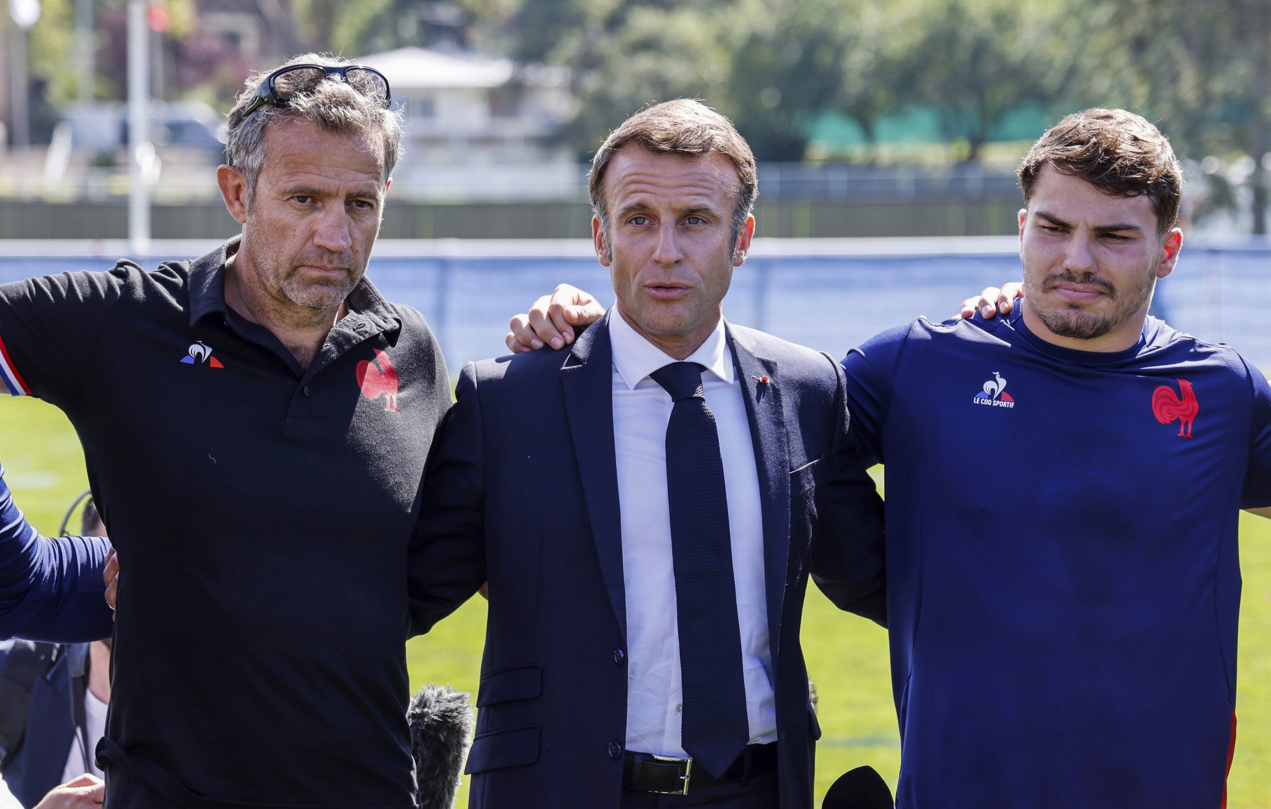 France President Emmanuel Macron flanked by coach Fabien Galthie and captain Antoine Dupont.