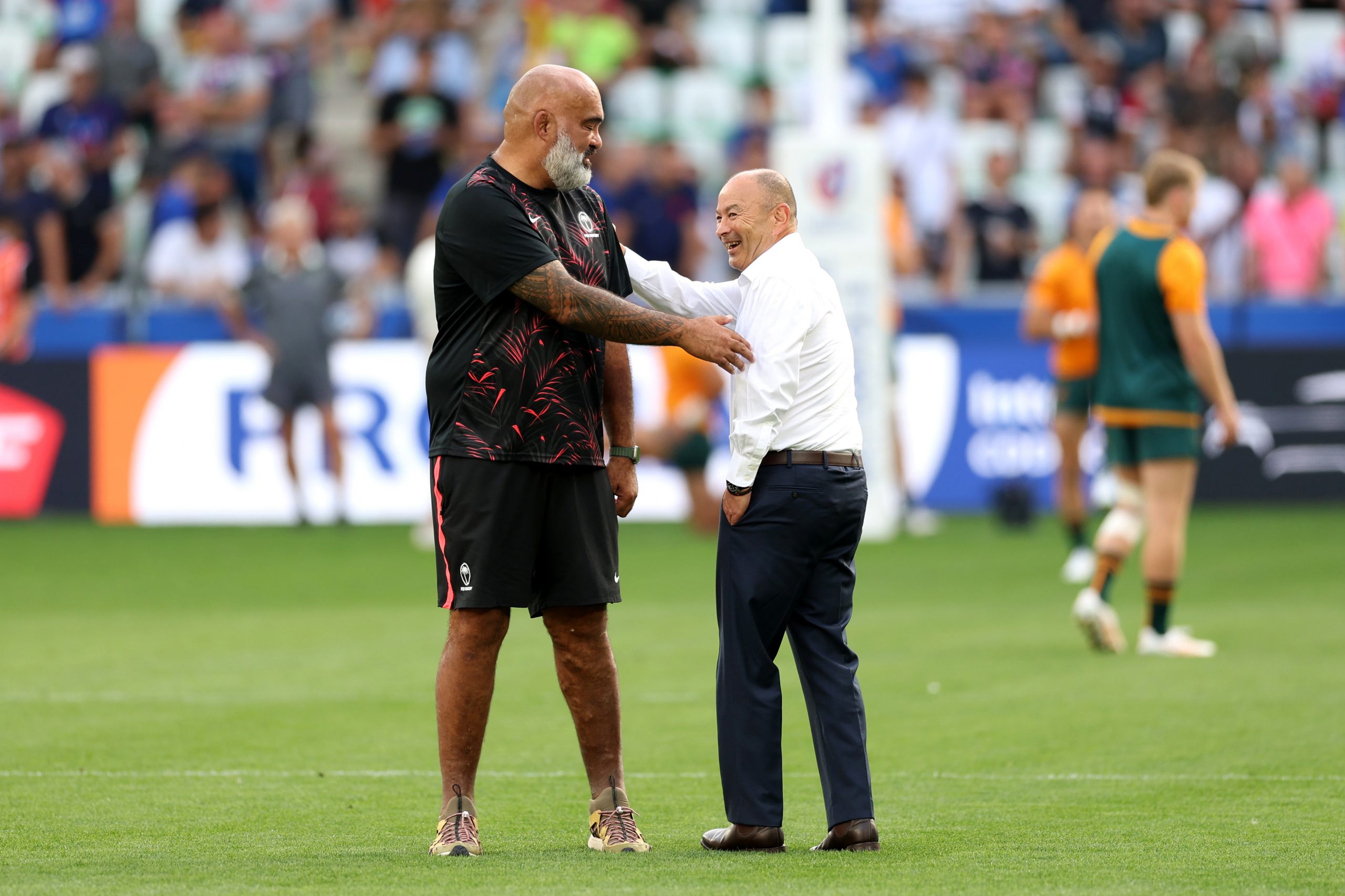 Simon Raiwalui of Fiji speaks with Eddie Jones of Australia.