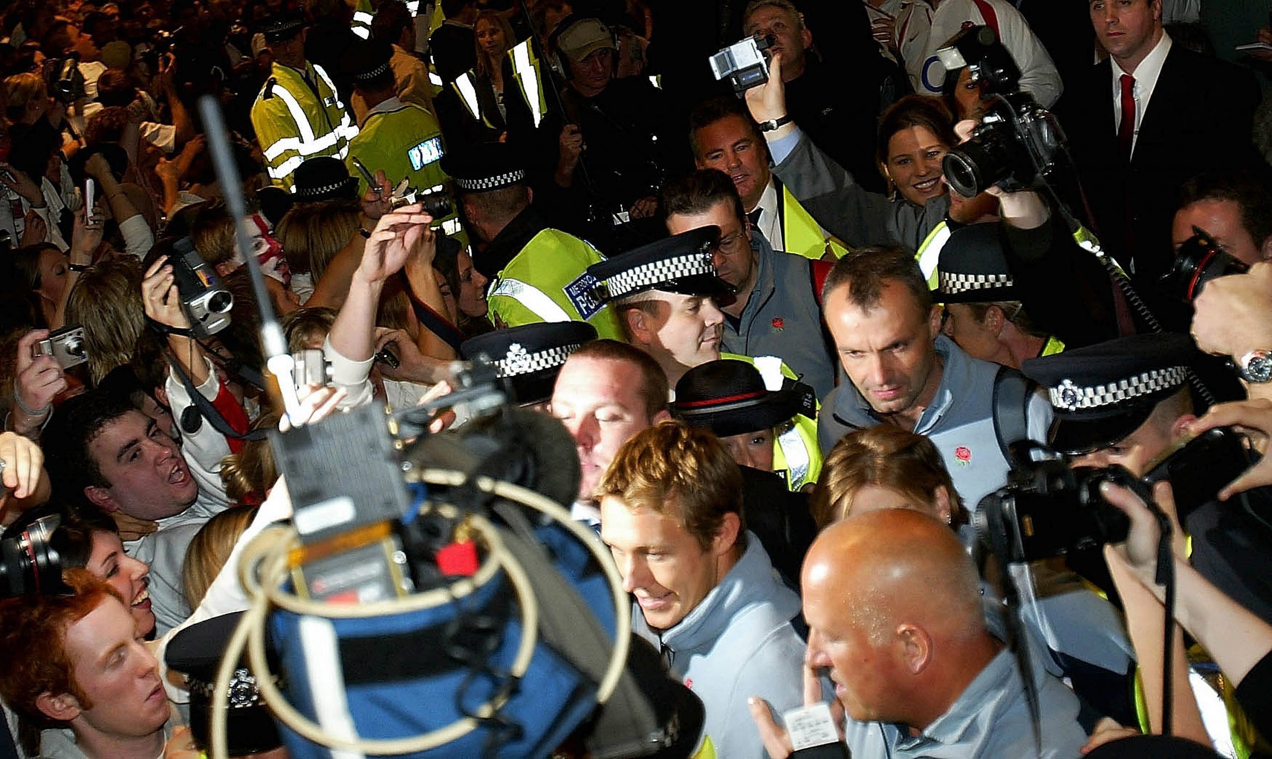 Jonny Wilkinson and the England rugby team arrive home with the Rugby World Cup.