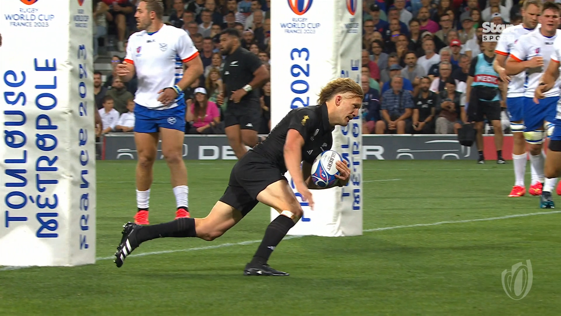 Epic no-look pass sets up All Blacks try