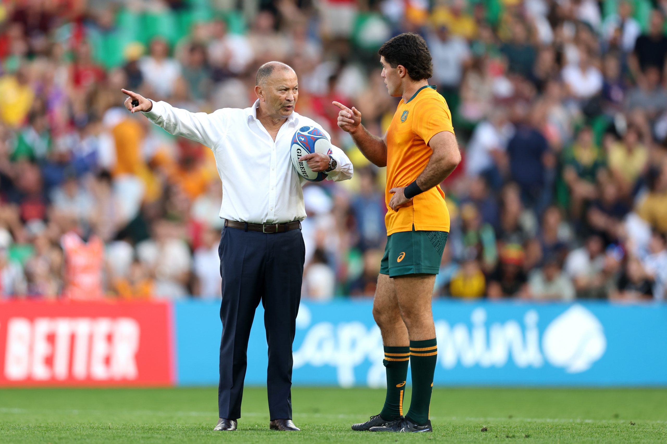 Eddie Jones speaks with Ben Donaldson of Australia.