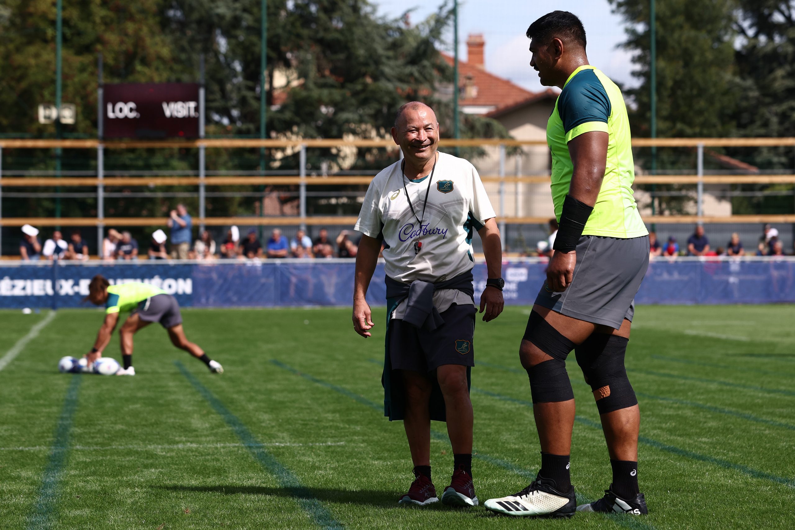 Eddie Jones and Will Skelton talk at Stade Roger Baudras.