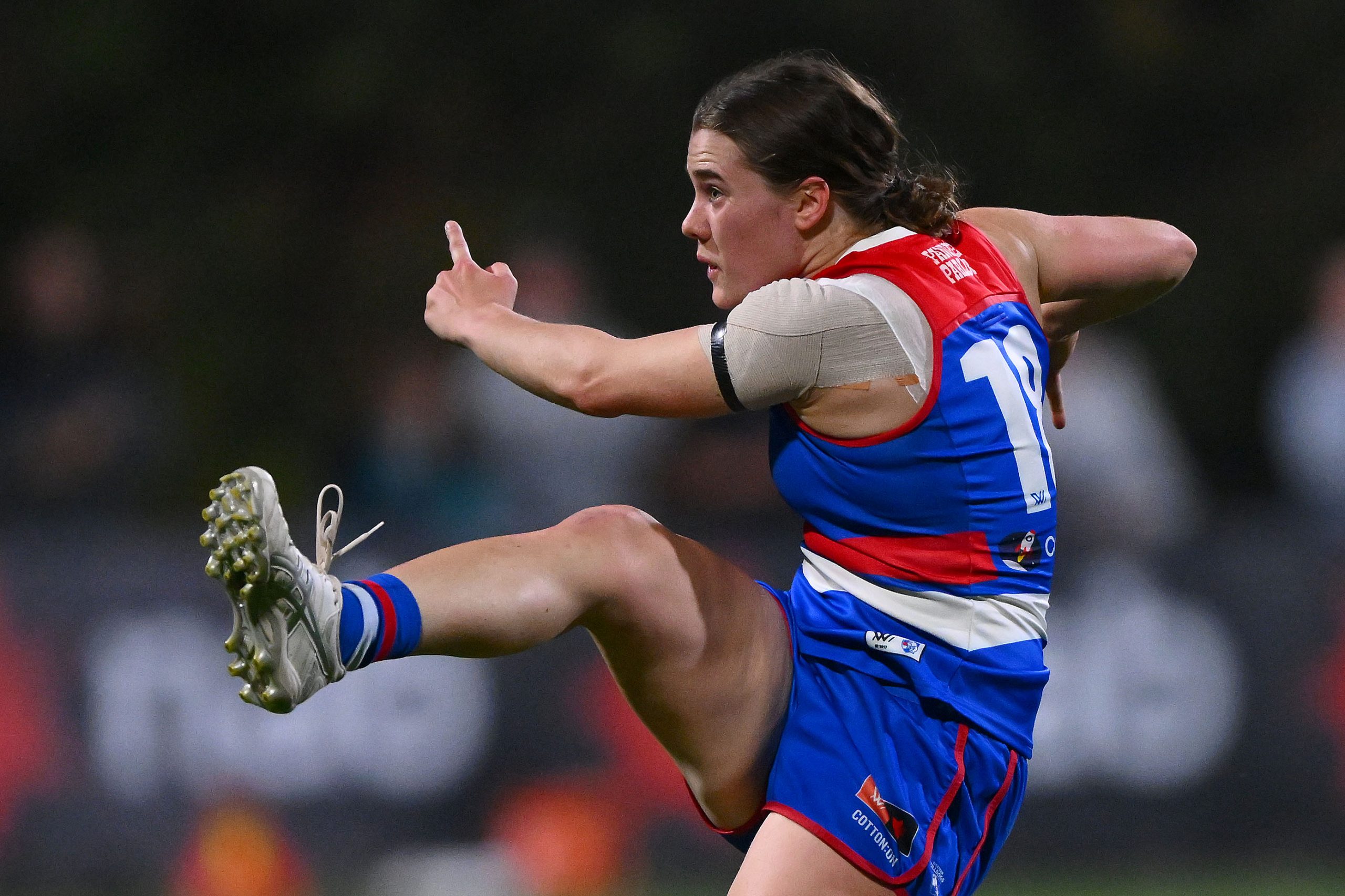 Britney Gutknecht kicks the ball during the 2023 AFLW match between the Western Bulldogs and the St Kilda Saints.