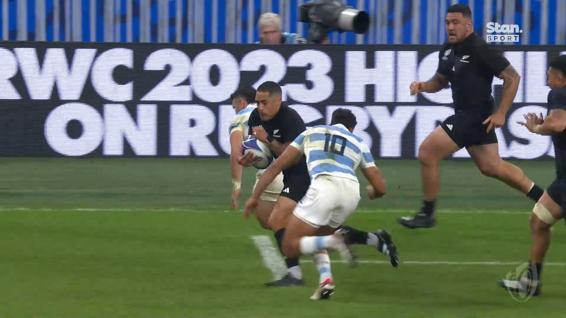 Superb Smith steps past Pumas
