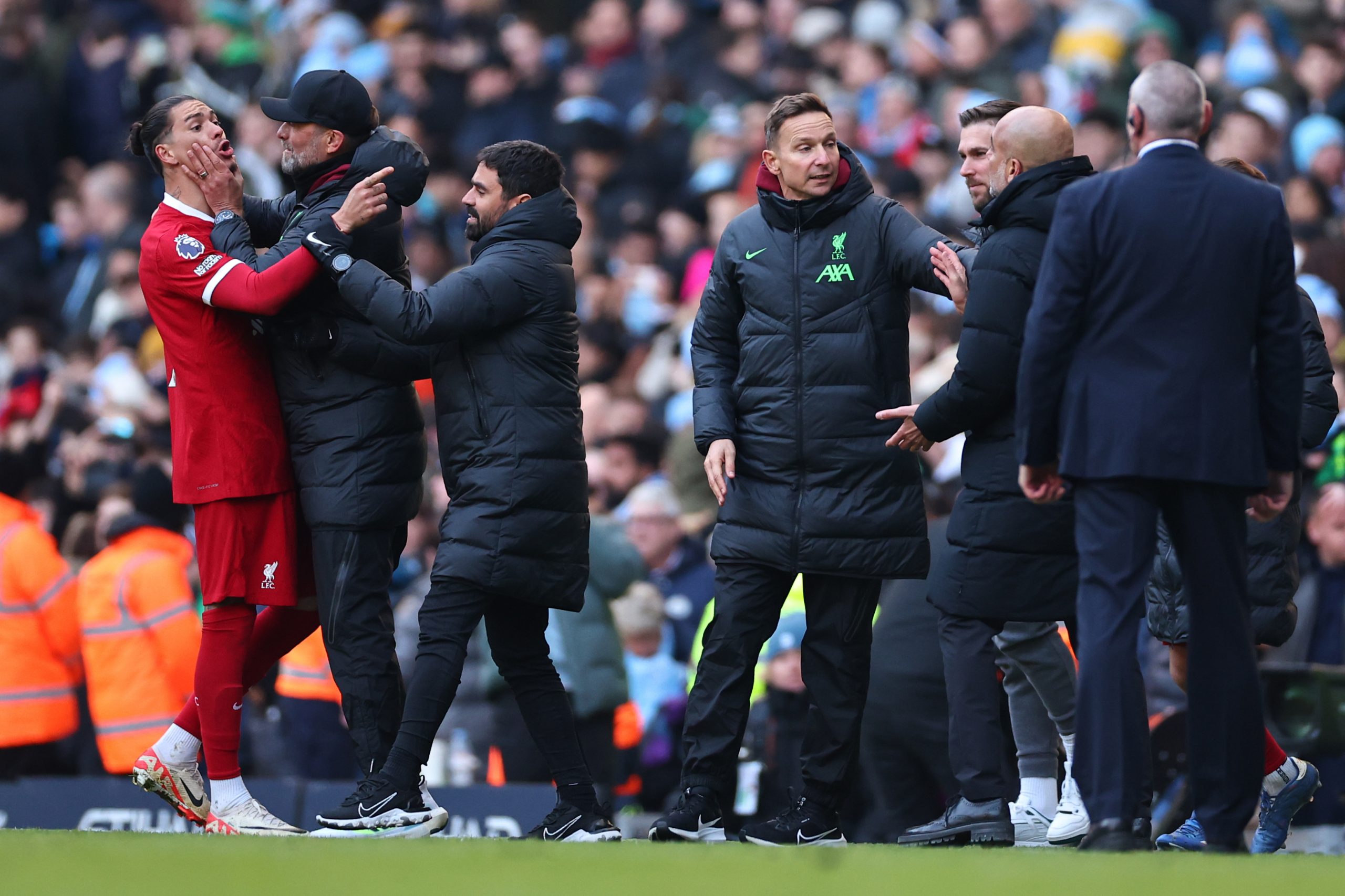 Jurgen Klopp the head coach / manager of Liverpool calms down Darwin Nunez as he reacts towards Pep Guardiola the head coach / manager of Manchester City at full time during the Premier League match between Manchester City and Liverpool FC at Etihad Stadium on November 25, 2023 in Manchester, England. (Photo by Robbie Jay Barratt - AMA/Getty Images)