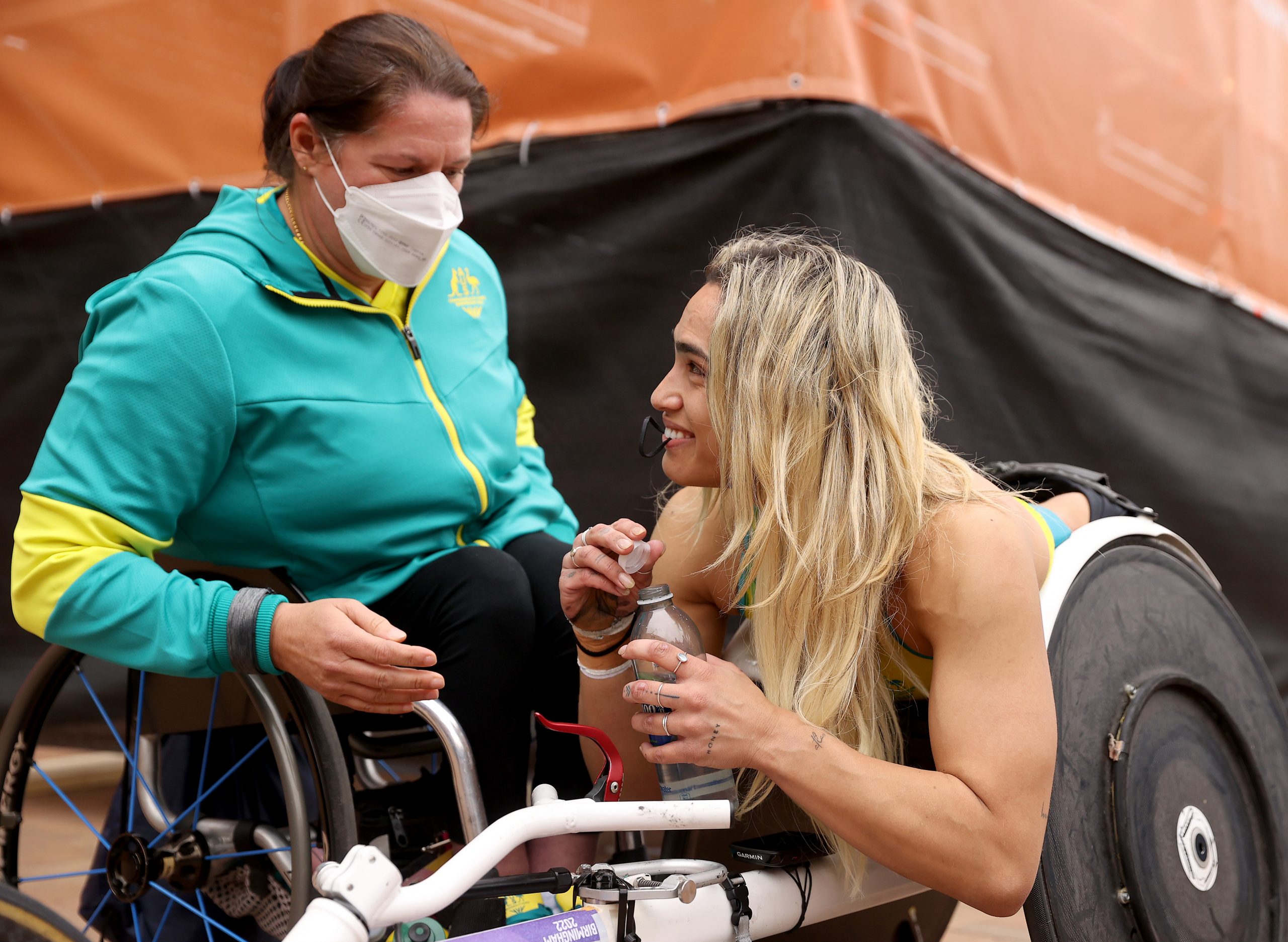 Australian Paralympic great and coach Louise Sauvage (left) pictured with Madison de Rozario at the 2022 Commonwealth Games, at which point de Rozario was yet to begin racing in her Sauber wheelchair.