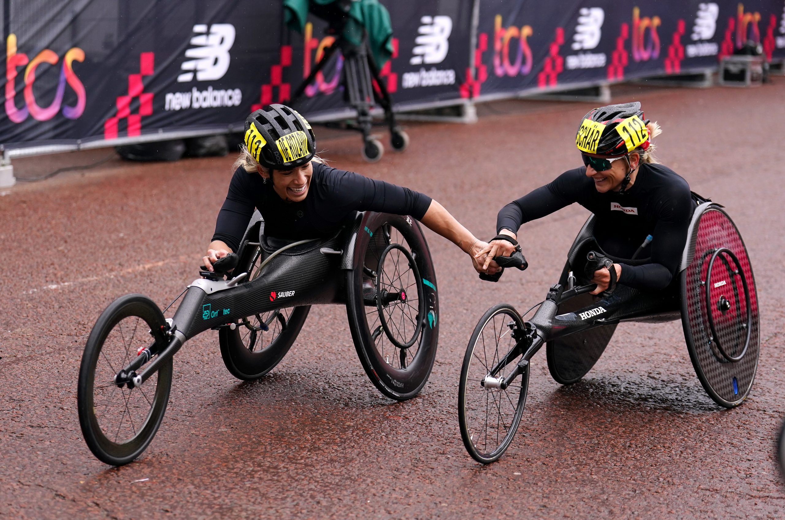 Australia's Madison de Rozario in her Sauber OT FOXX (left) and American Susannah Scaroni in her Honda Kakeru Flagship at the 2023 London Marathon.