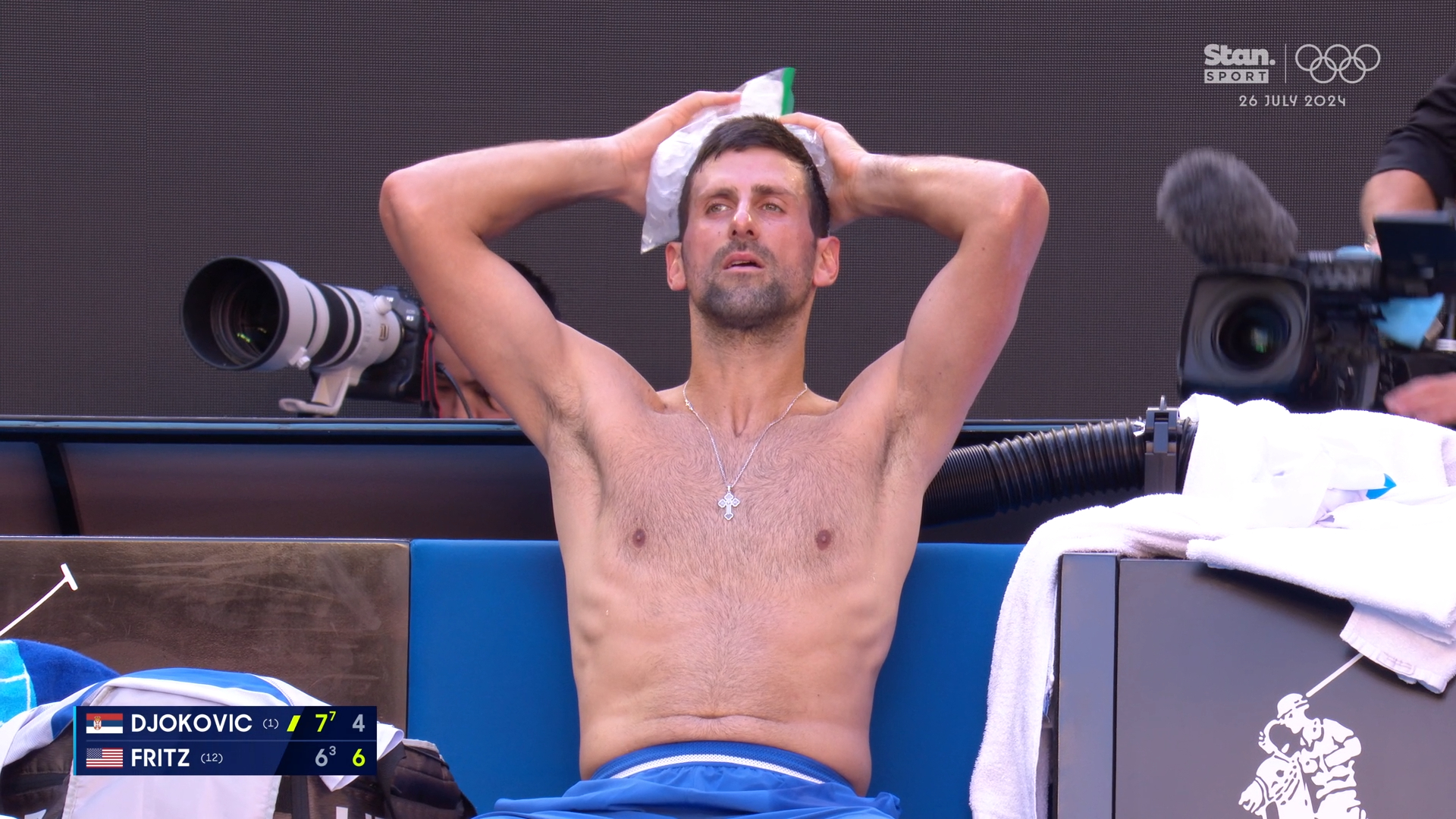 Djokovic mixes drink, rubs ice to cool down