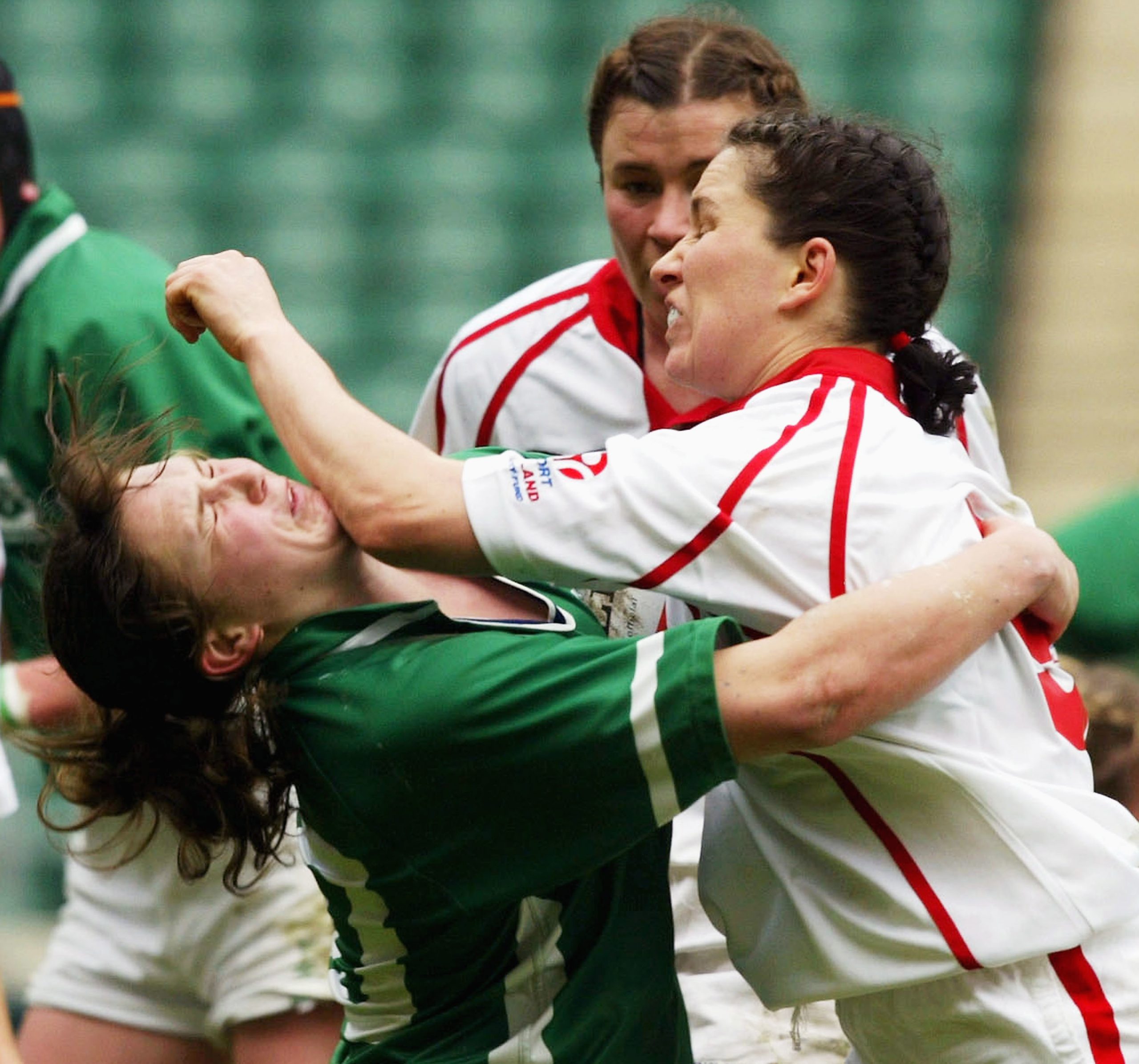 Jo Yapp of England battles with Joanne O'Sullivan of Ireland.