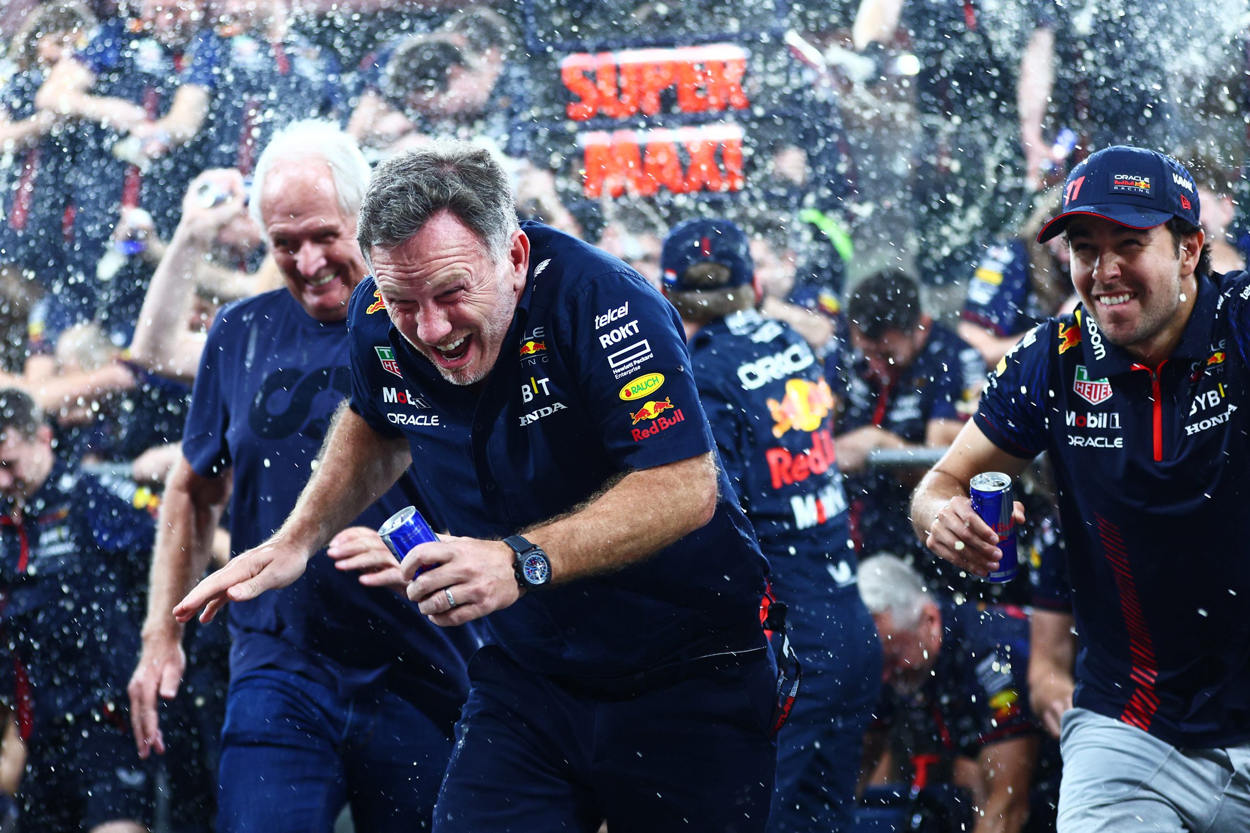 Red Bull Racing Team Principal Christian Horner and the Red Bull Racing team celebrate in the Pitlane after the F1 Grand Prix of Abu Dhabi at Yas Marina Circuit on November 26, 2023 in Abu Dhabi, United Arab Emirates. (Photo by Clive Rose/Getty Images) // Getty Images / Red Bull Content Pool