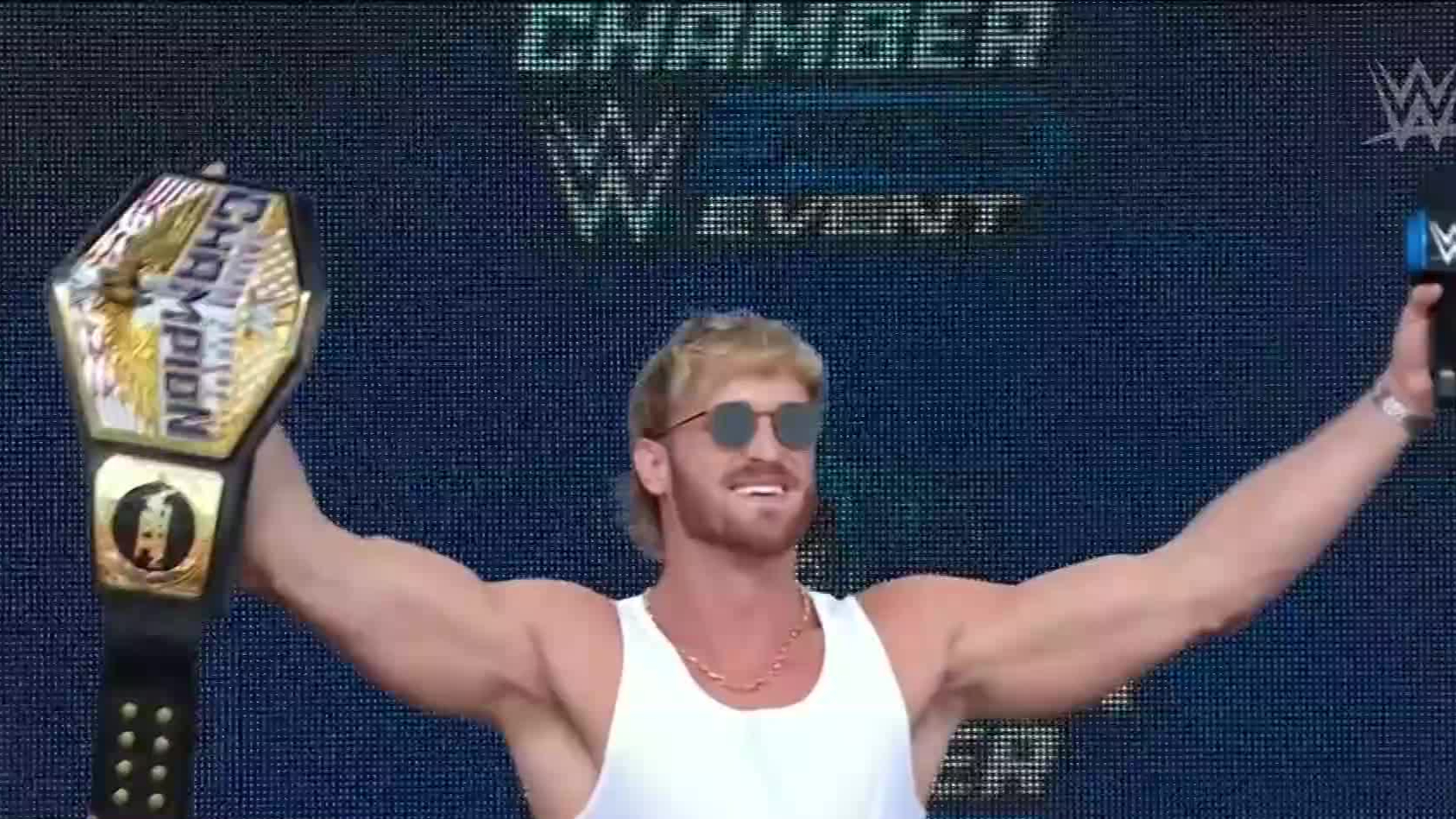 Thousands of fans turn out for WWE superstars