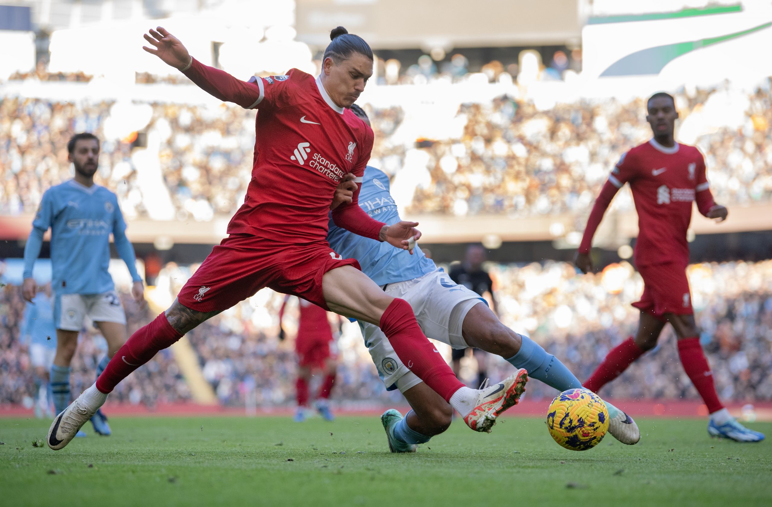 Darwin Nunez of Liverpool and Nathan Ake of Manchester City in action during the Premier League match between Manchester City and Liverpool FC at Etihad Stadium on November 25, 2023 in Manchester, England. (Photo by Visionhaus/Getty Images)