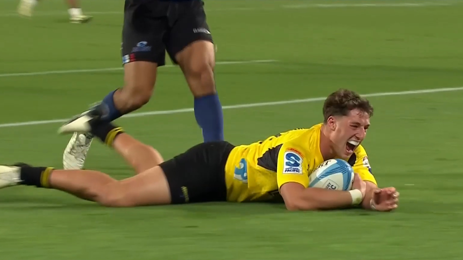 Naholo shreds Blues defenders