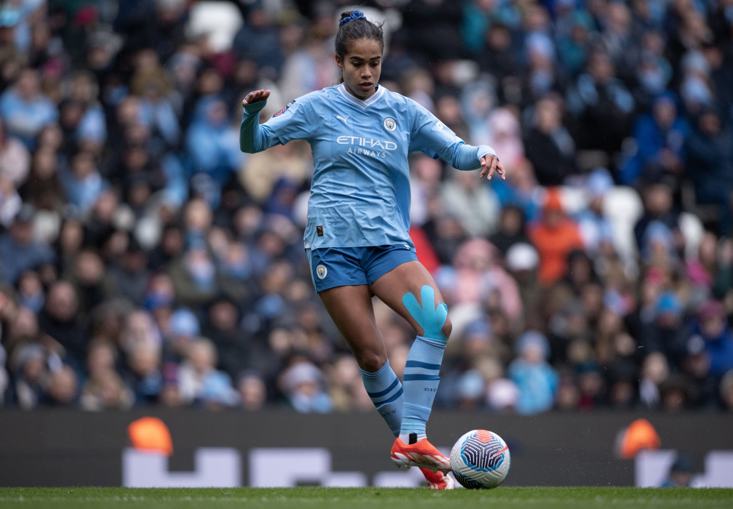 Mary Fowler makes a delicate touch in Manchester City colours.