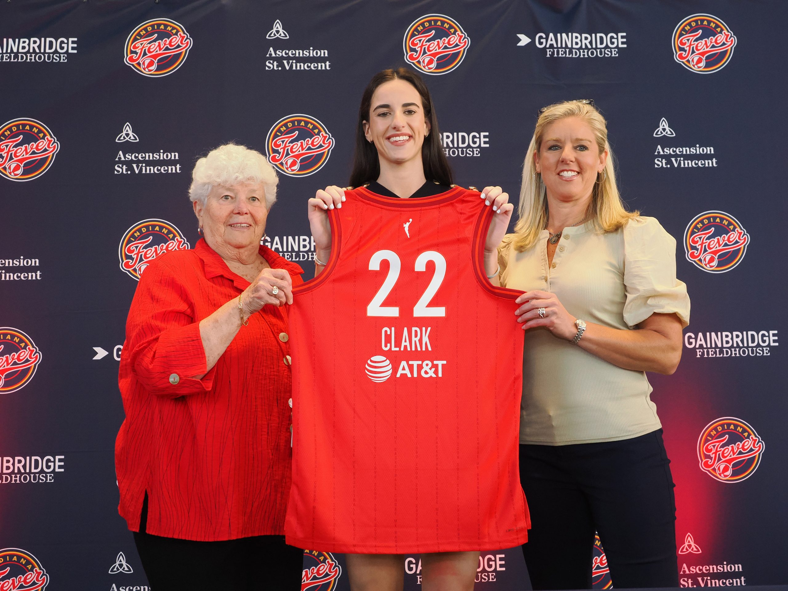 Caitlin Clark of the Indiana Fever poses for a photo with Lin Dunn and Christie Sides during her introductory press conference 