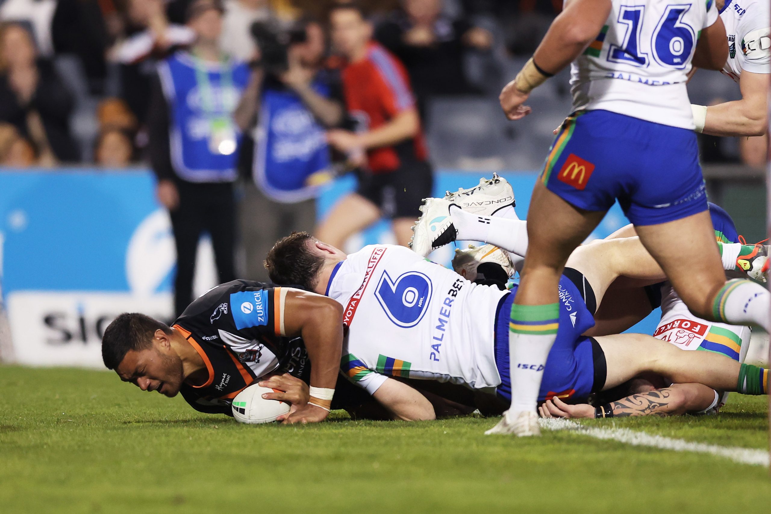 Stefano Utoikamanu of the Tigers scores a try.