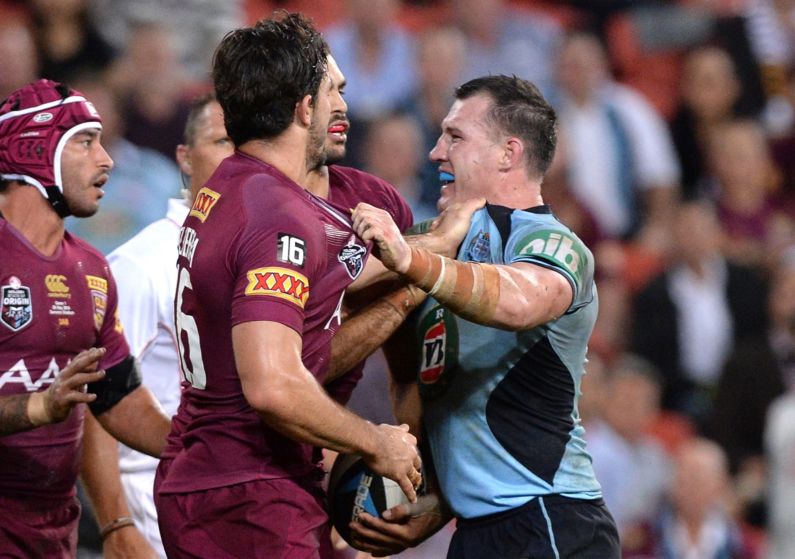 Paul Gallen spars with Maroons players in 2014.