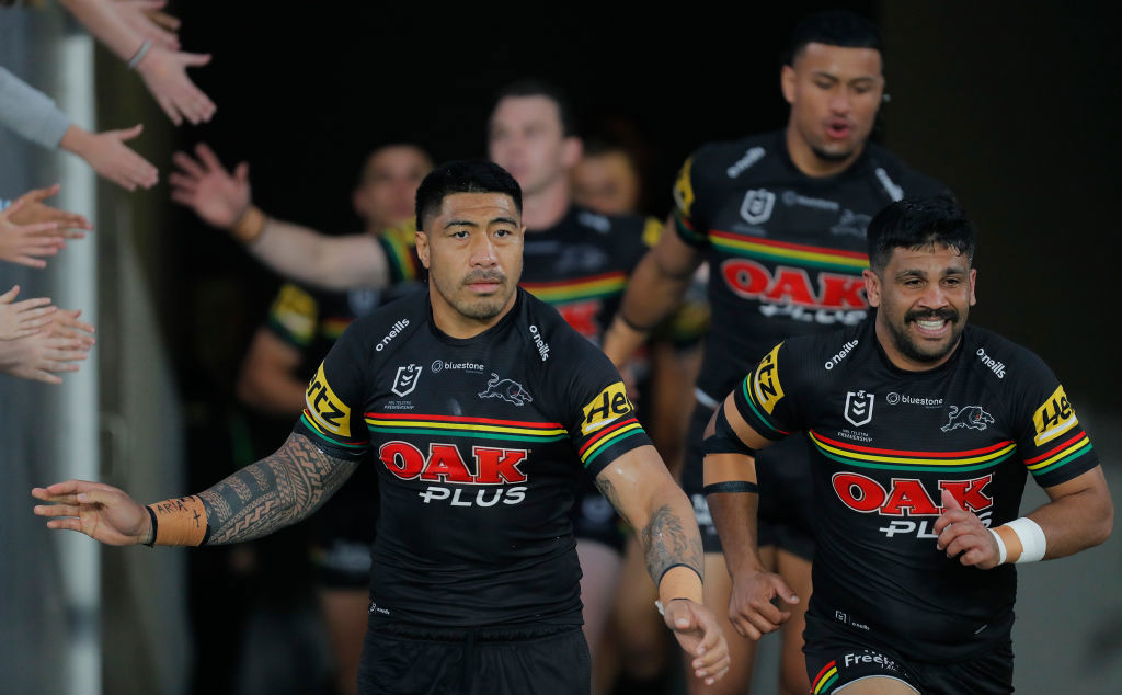 Moses Leota and Tyrone Peachey run out of the sheds.