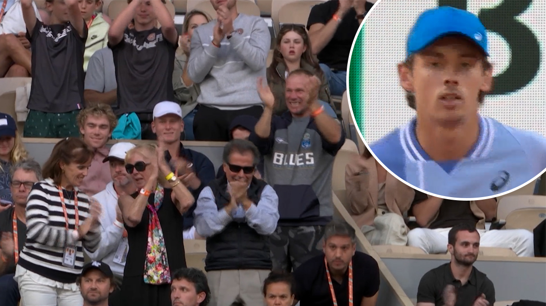 Crowd goes wild over De Minaur break