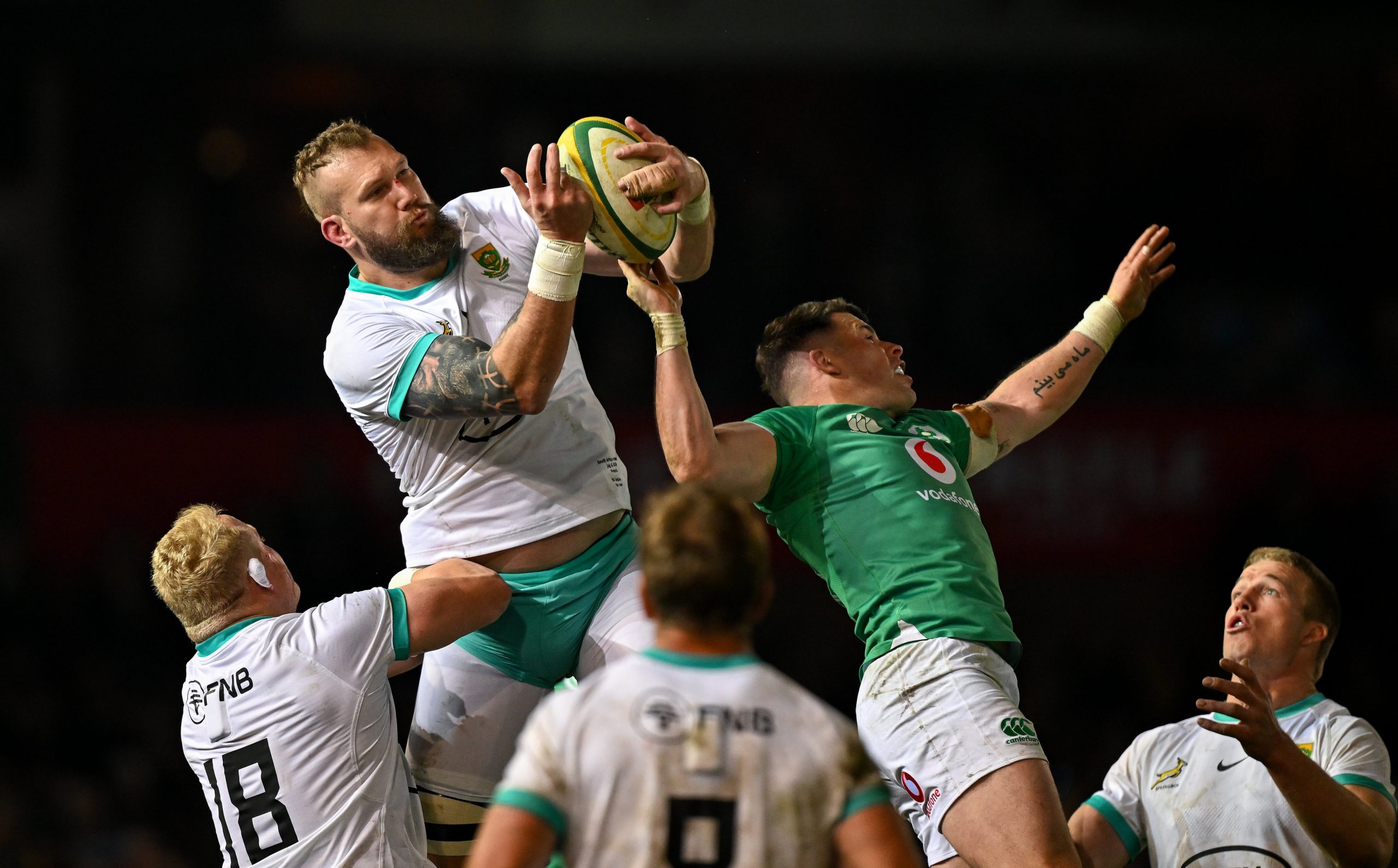 RG Snyman of South Africa takes a restart ahead of Calvin Nash of Ireland during the first test between South Africa and Ireland at Loftus Versfeld Stadium in Pretoria, South Africa. (Photo By Brendan Moran/Sportsfile via Getty Images)