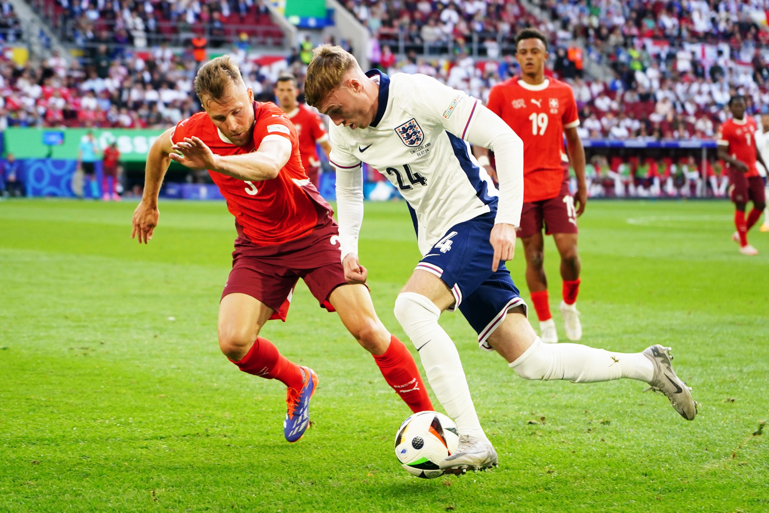 Cole Palmer of England and Silvan Widmer of Switzerland compete for the ball during the UEFA EURO 2024 quarter-final match between England and Switzerland at Düsseldorf Arena on July 06, 2024 in Dusseldorf, Germany. (Photo by Etsuo Hara/Getty Images)