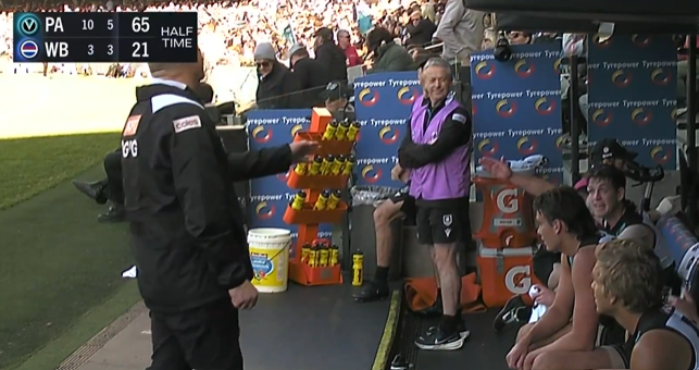 Hinkley and Butters exchanged words on the bench.