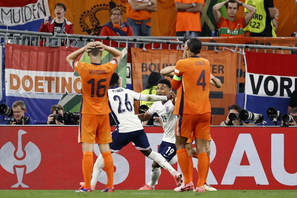 Joey Veerman (16), Kobbie Mainoo (26), Ollie Watkins (19), Virgil van Dijk (4) react.