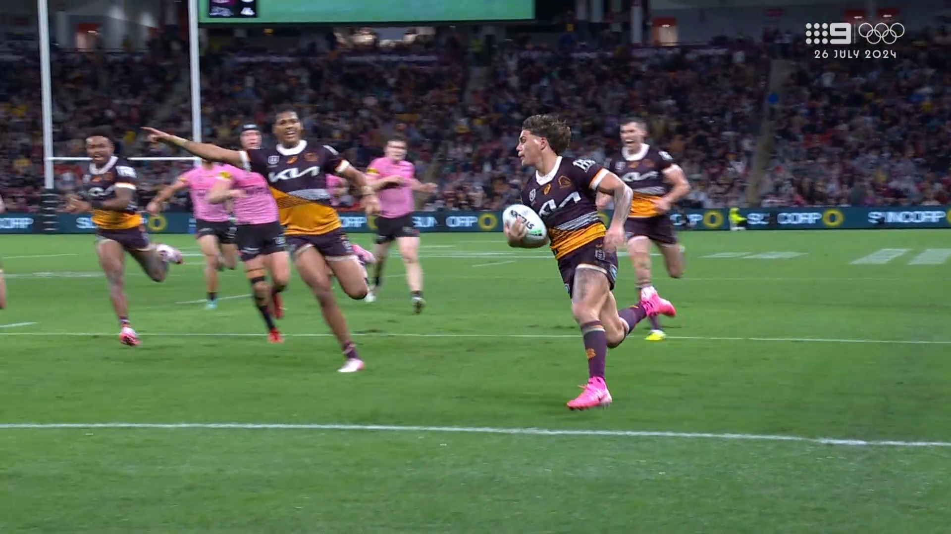 Walsh scores on Broncos return