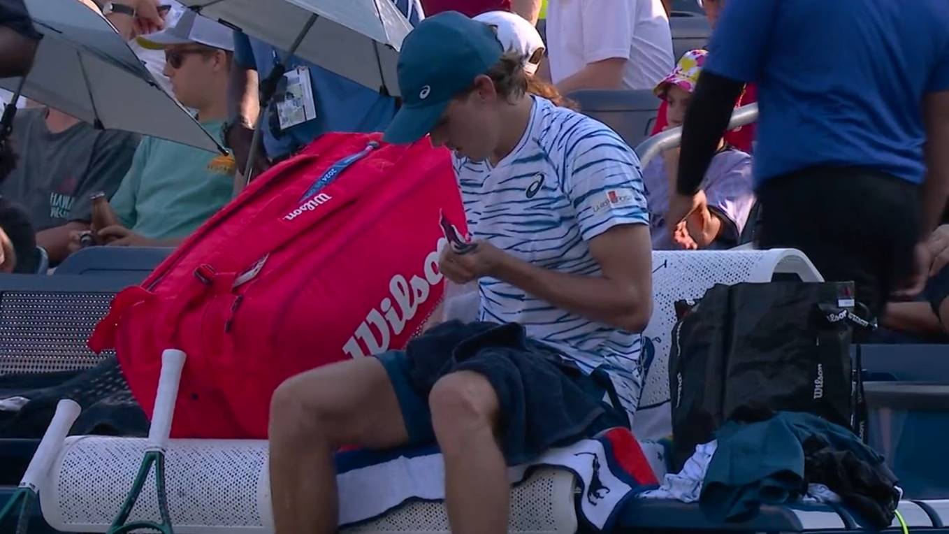 De Minaur takes long break after losing third set