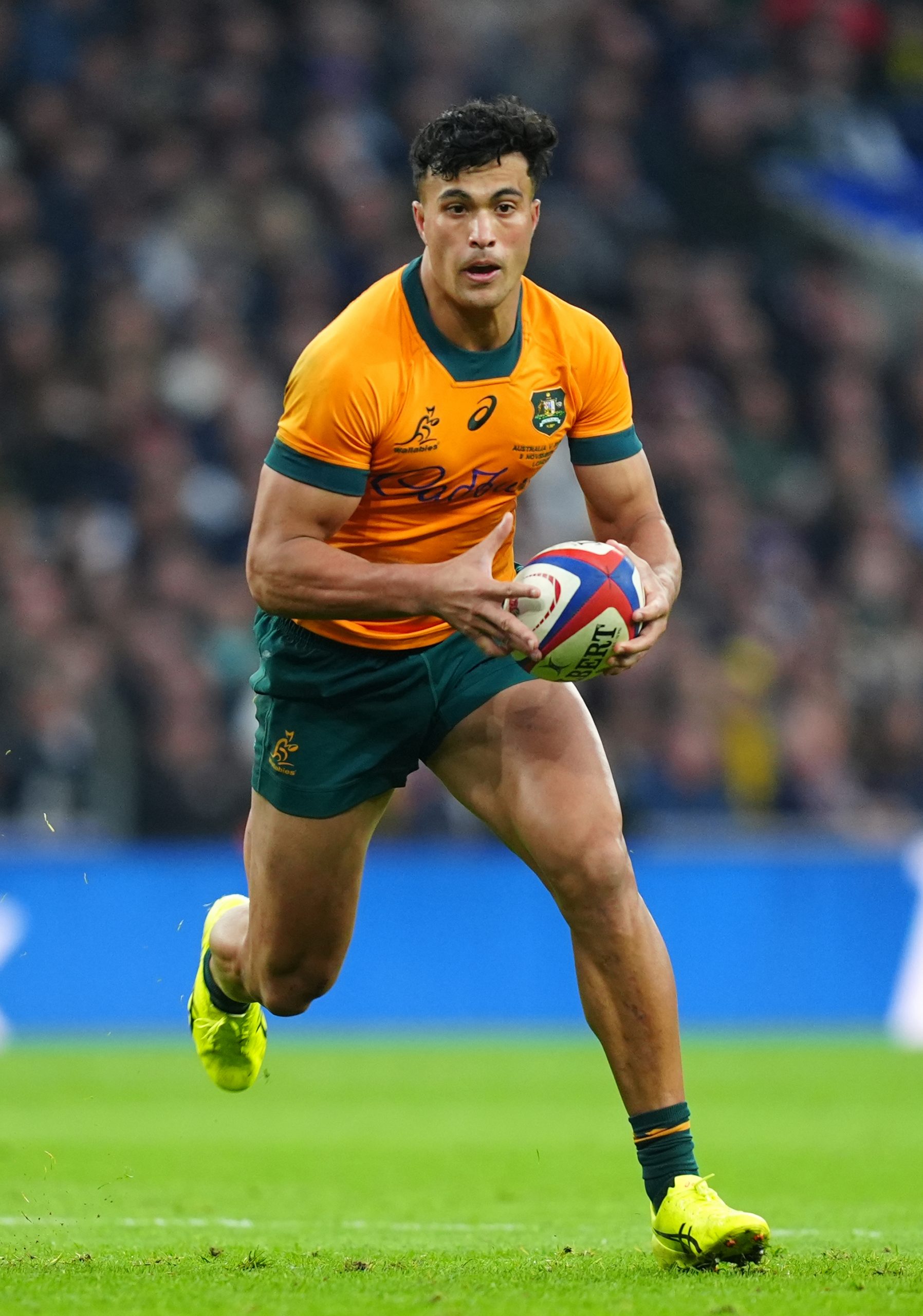 Joseph-Aukuso Suaalii in action on debut at Twickenham.