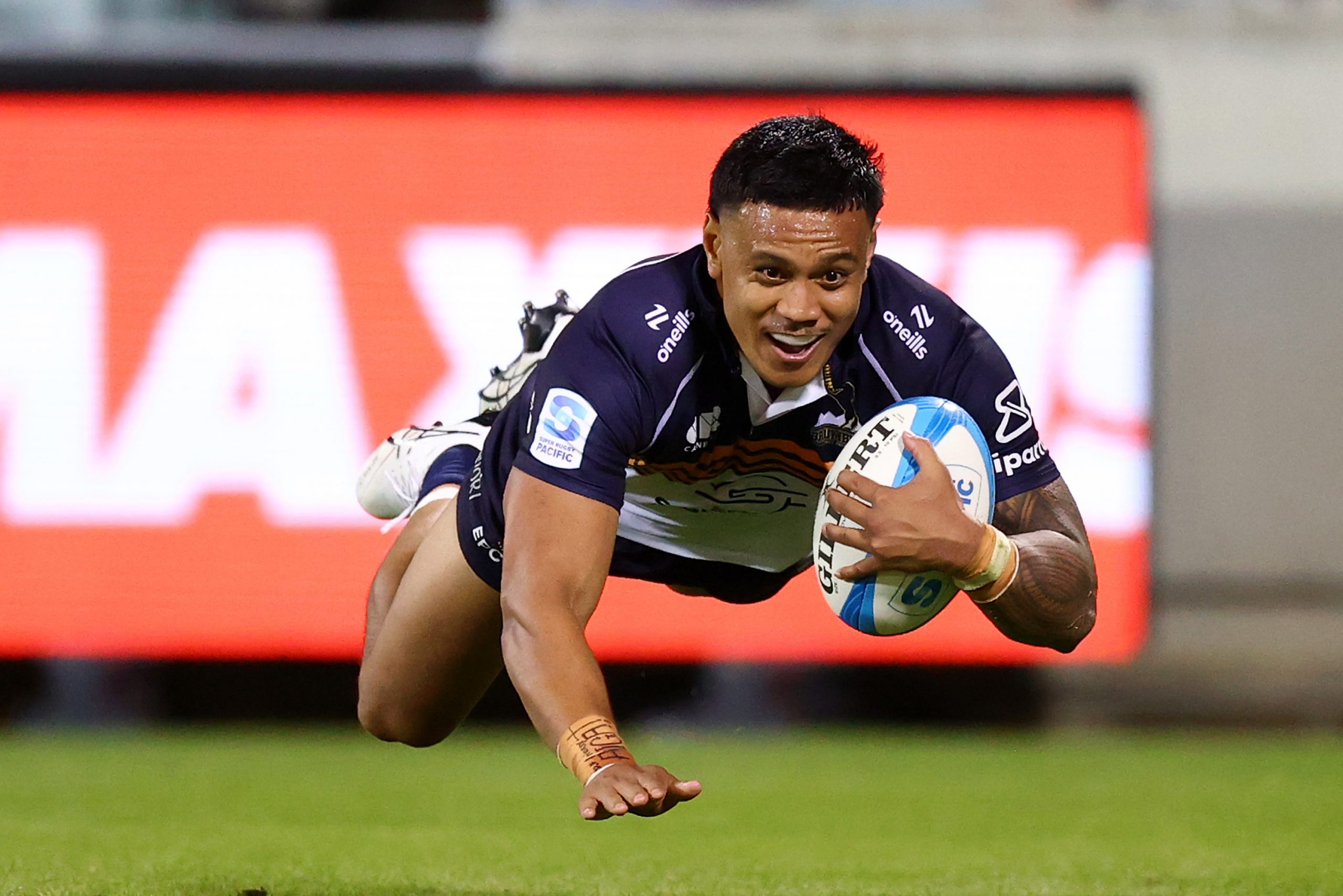 Len Ikitau of the Brumbies scores a try.