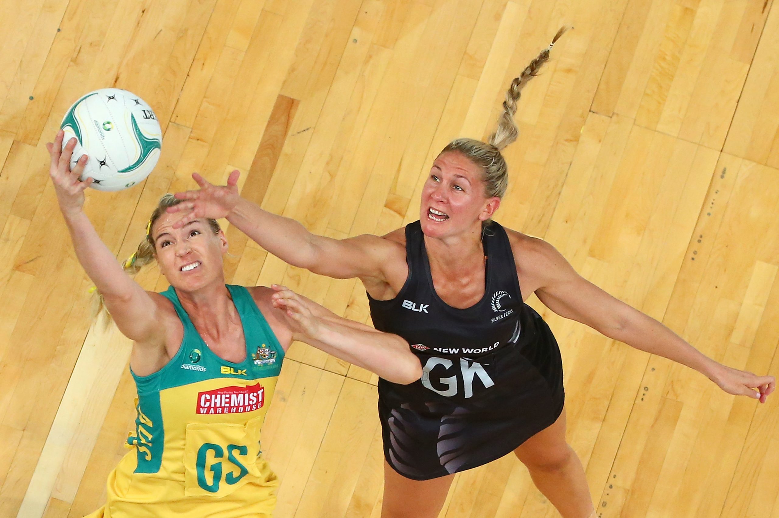 Casey Kopua of the Silver Ferns and Caitlin Bassett of the Australian Diamonds compete for the ball in 2015.